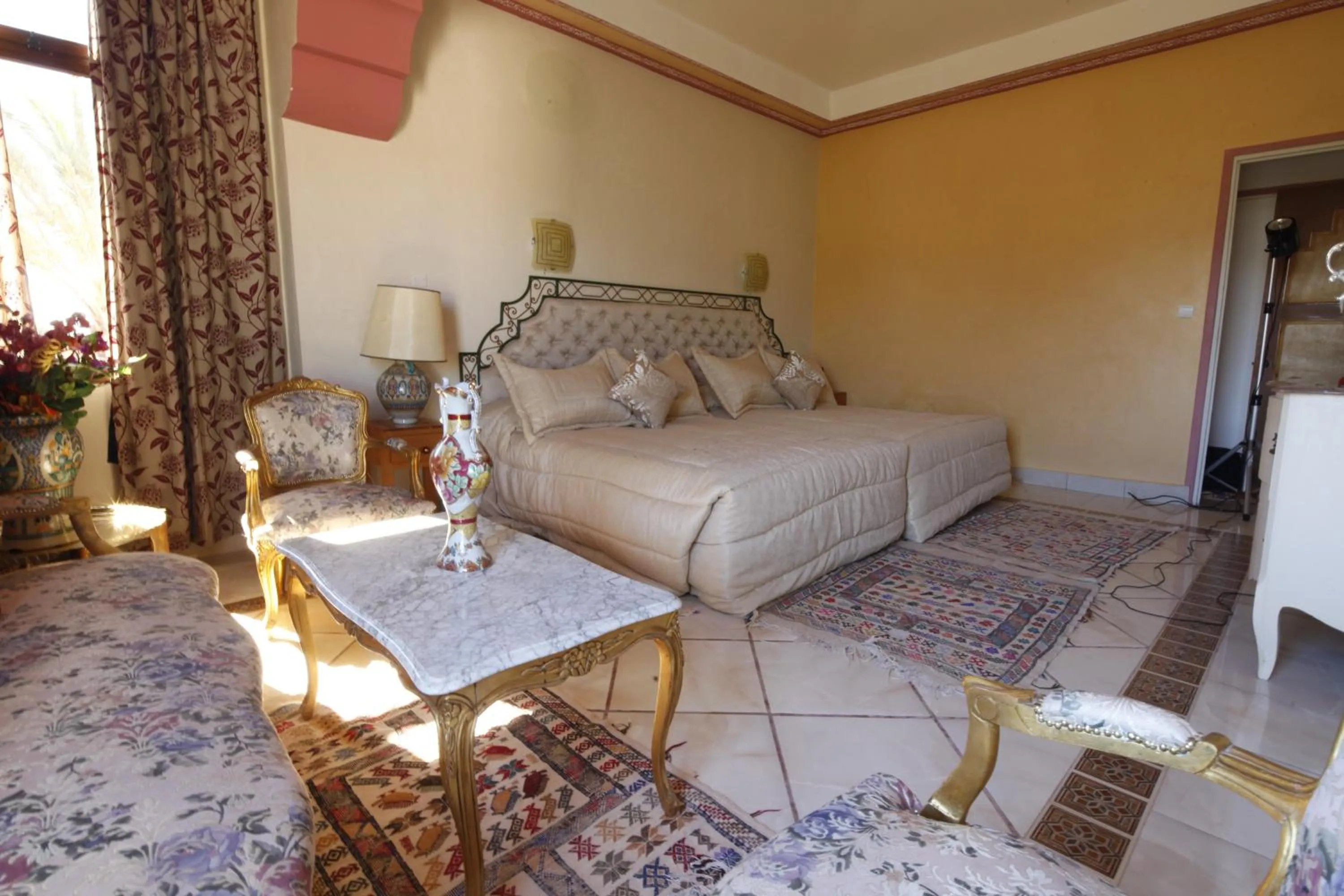 Garden view, Bed in Hôtel Le Tinsouline