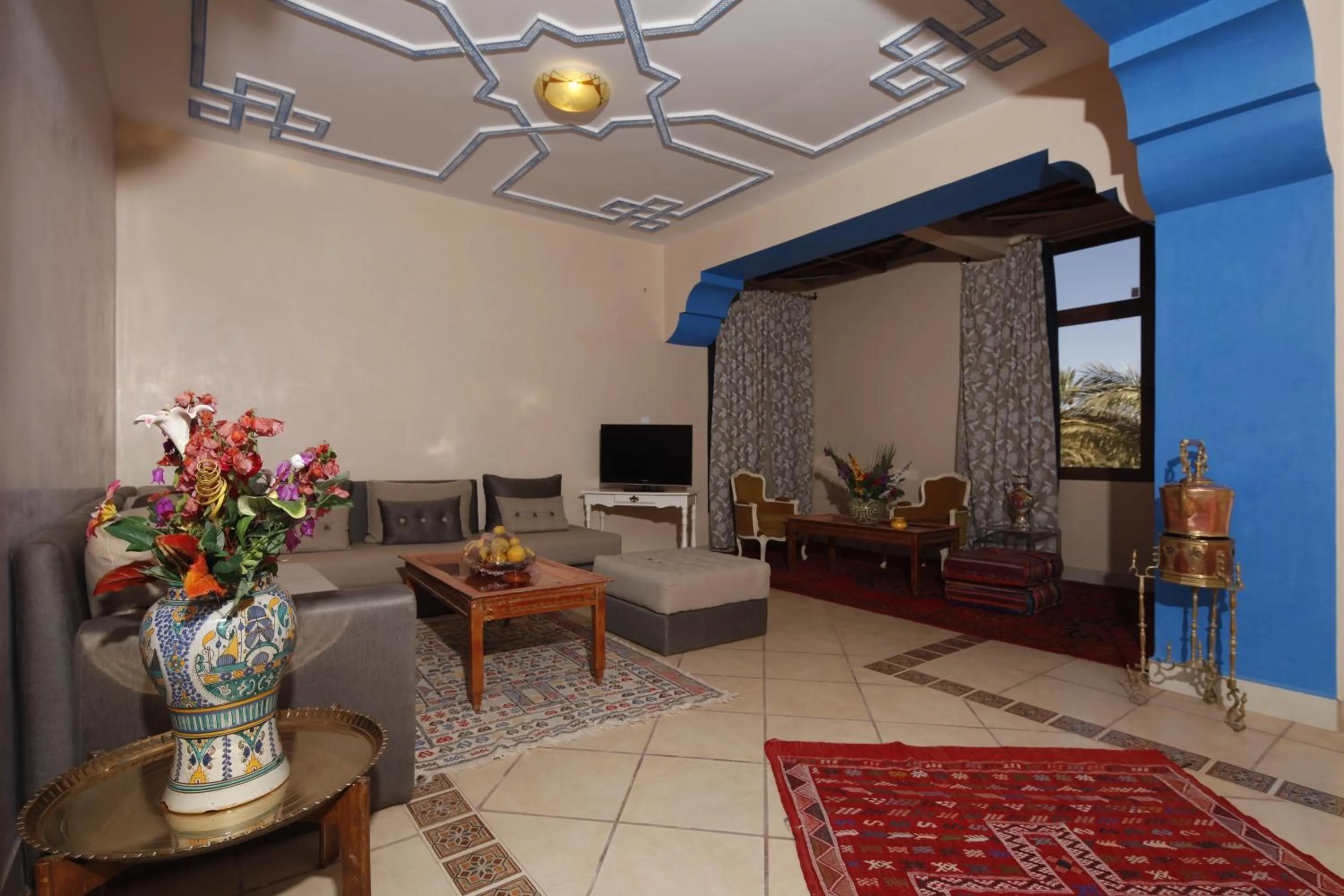 Communal lounge/ TV room in Hôtel Le Tinsouline