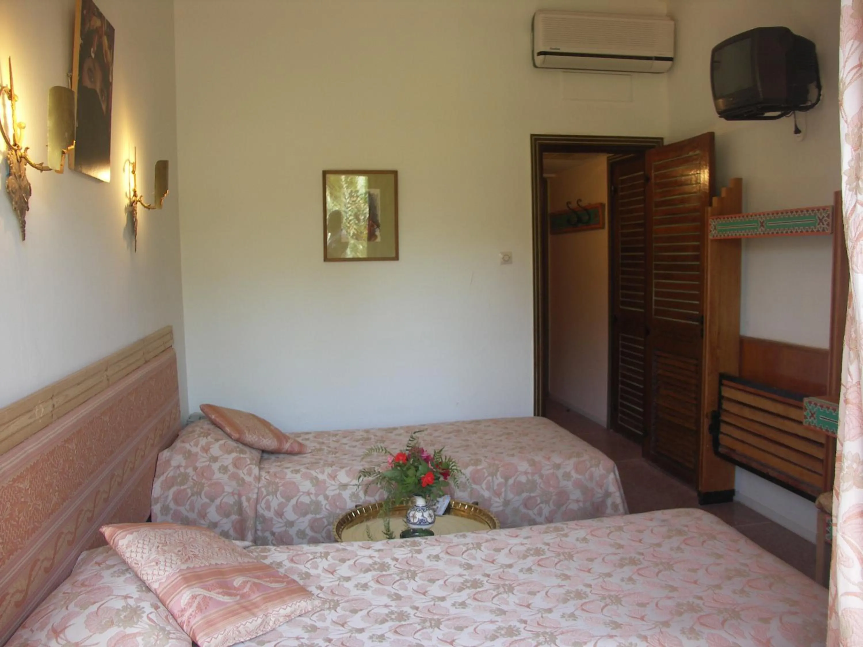Photo of the whole room, Bed in Hôtel Le Tinsouline