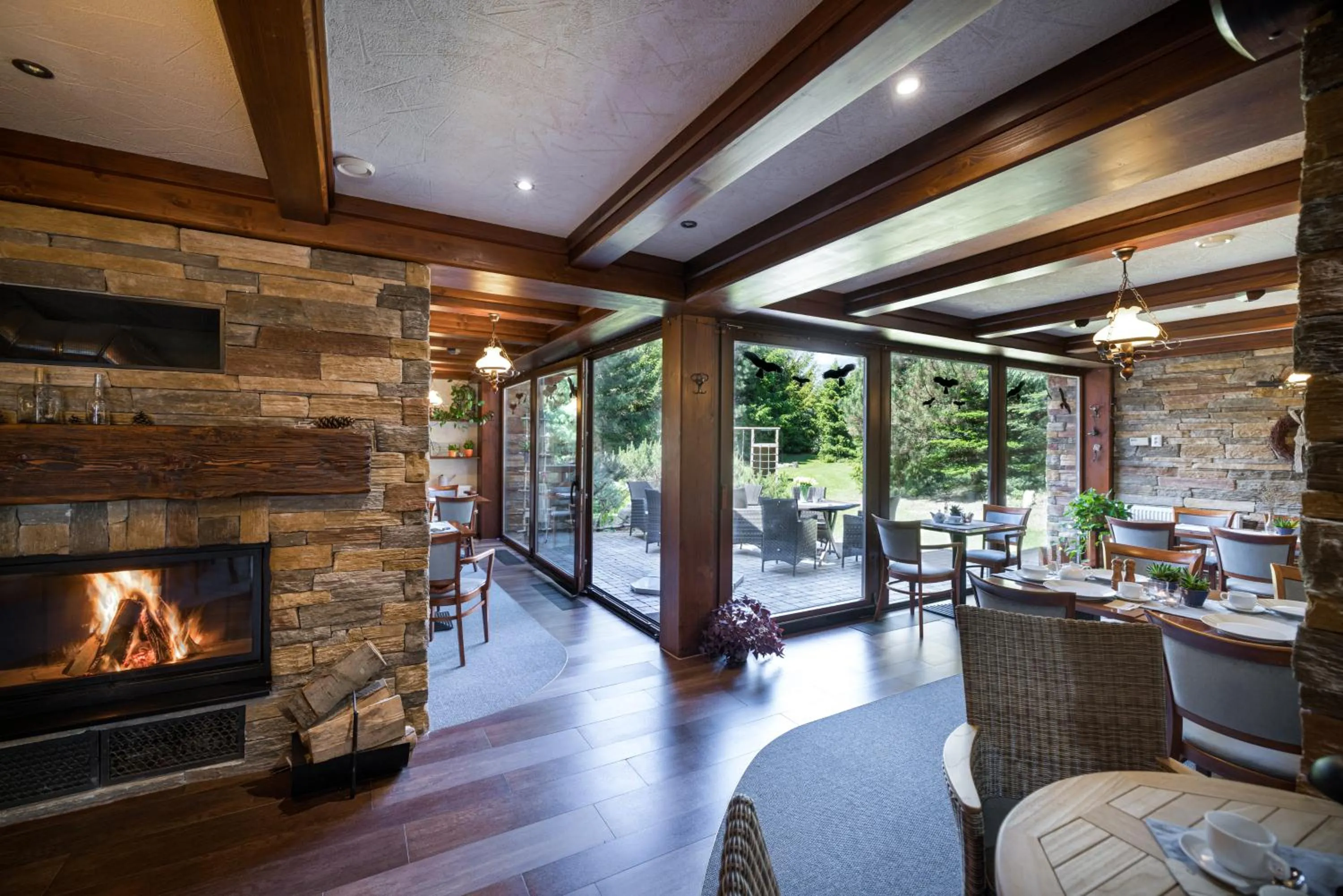 Restaurant/places to eat in Vila GRAND