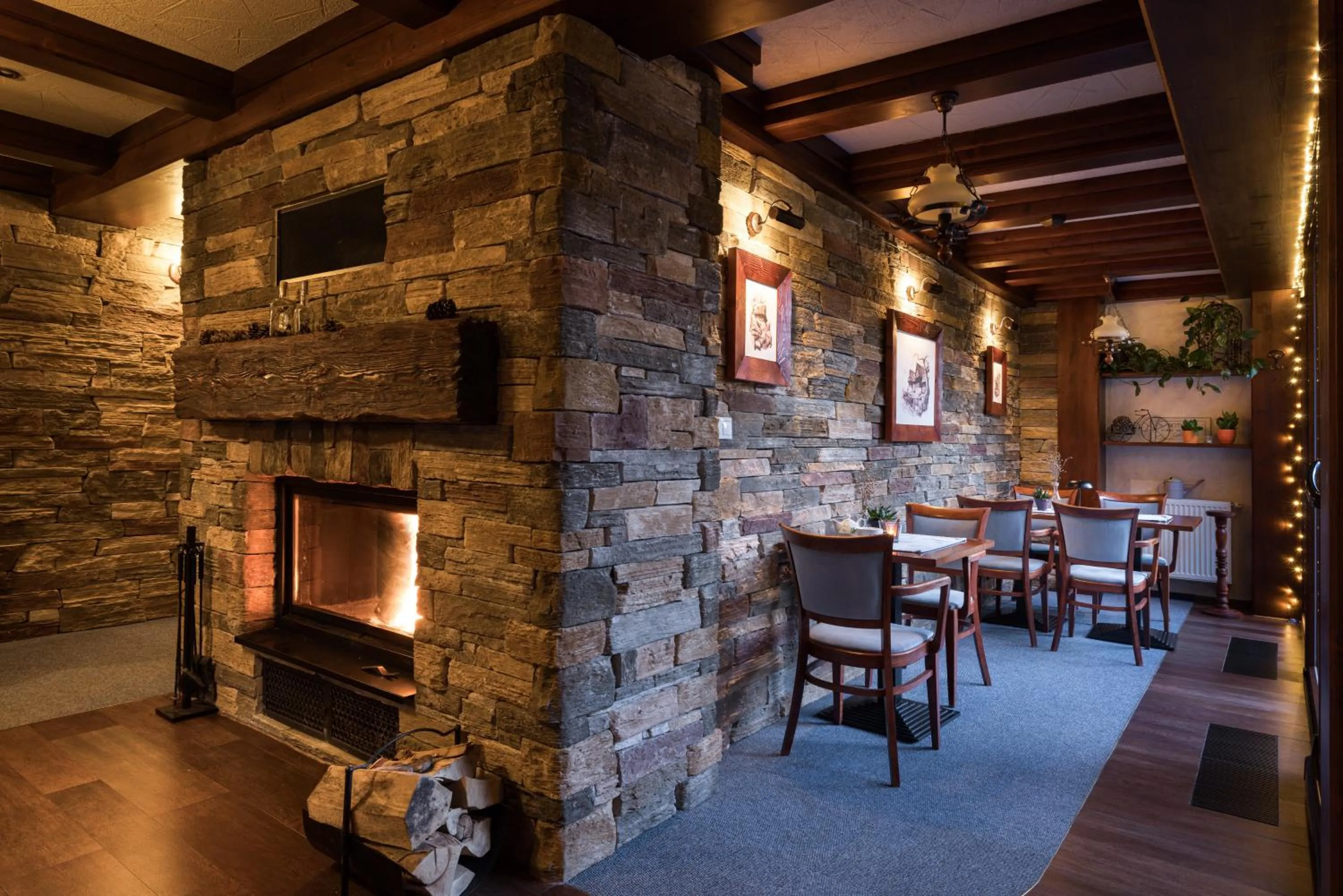 Restaurant/places to eat in Vila GRAND