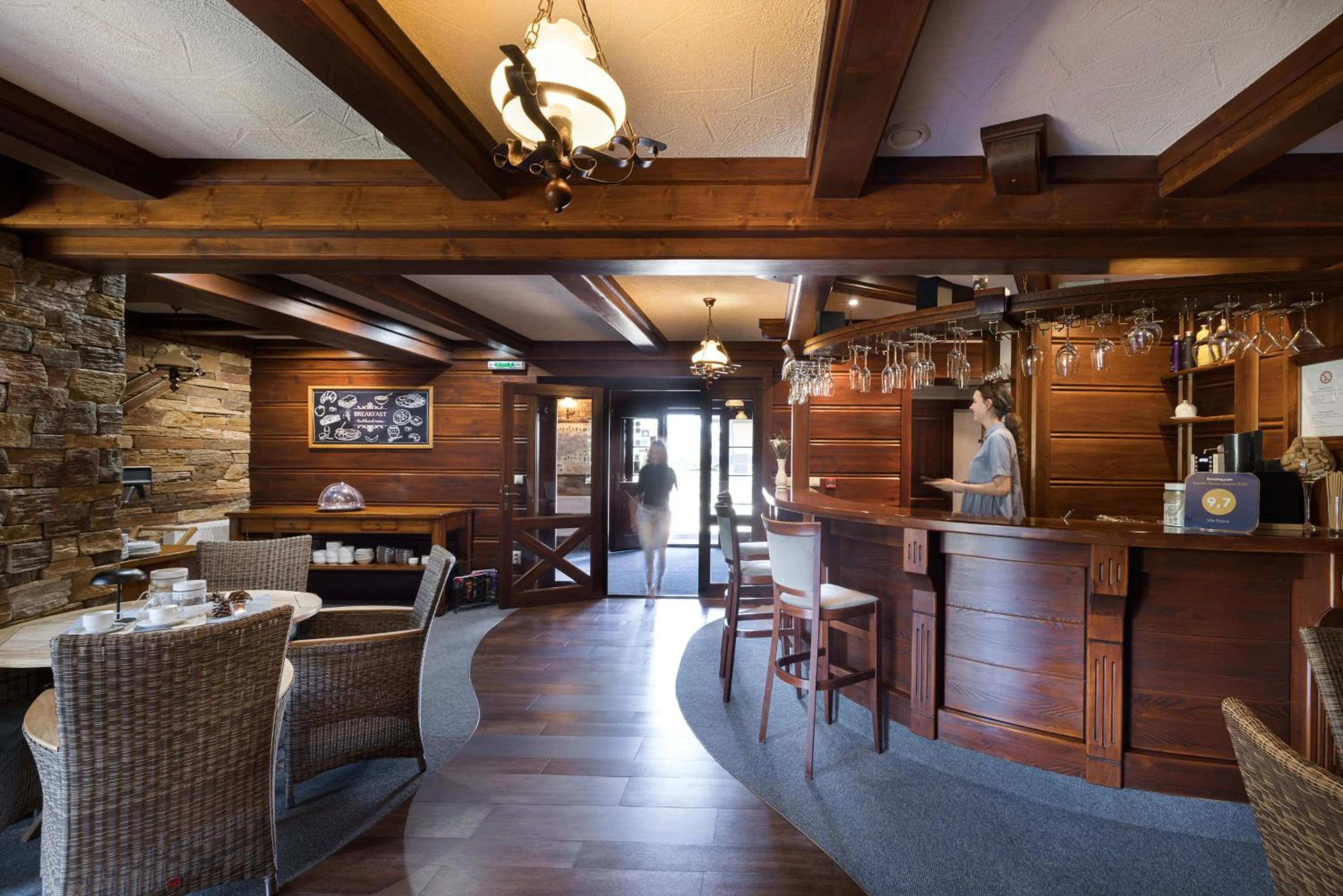 Restaurant/places to eat in Vila GRAND