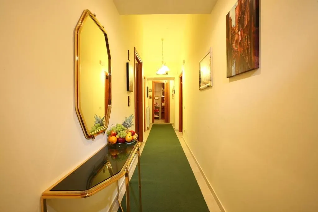 Decorative detail in B&B Cappuccino - Bed & Breakfast Kosher