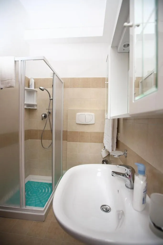 Shower in B&B Cappuccino - Bed & Breakfast Kosher