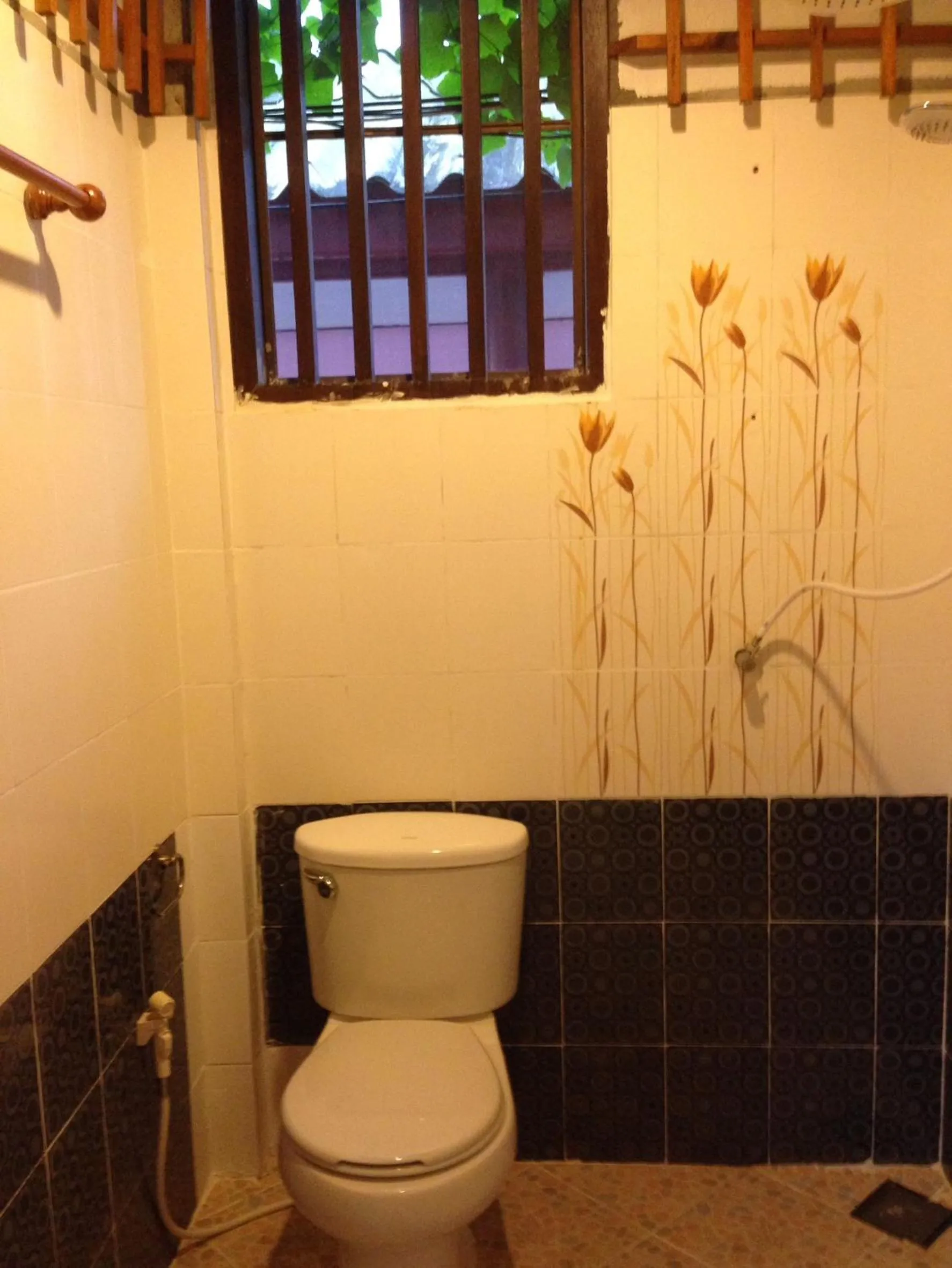 Toilet in Baan Pakgasri Hideaway