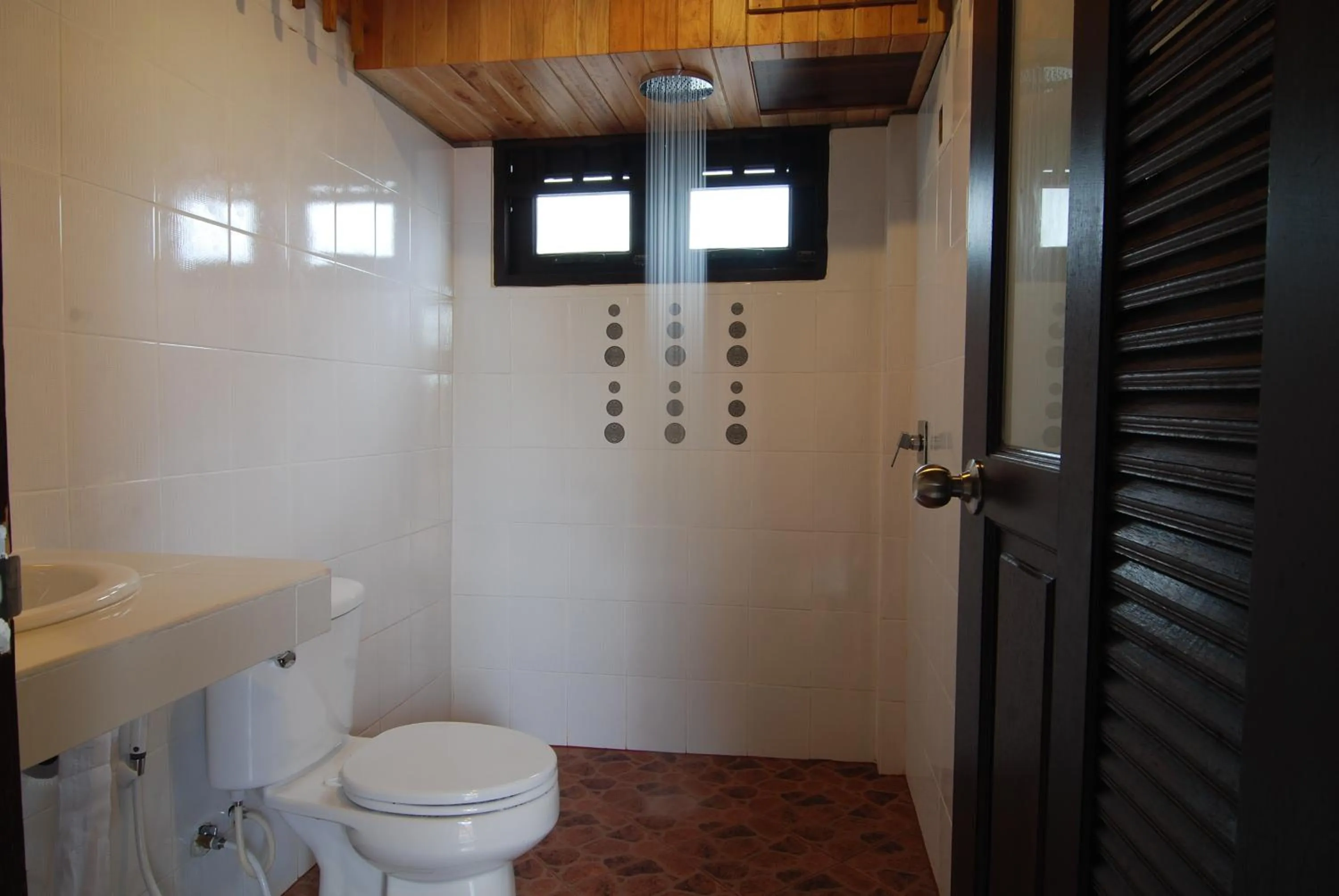 Toilet in Baan Pakgasri Hideaway