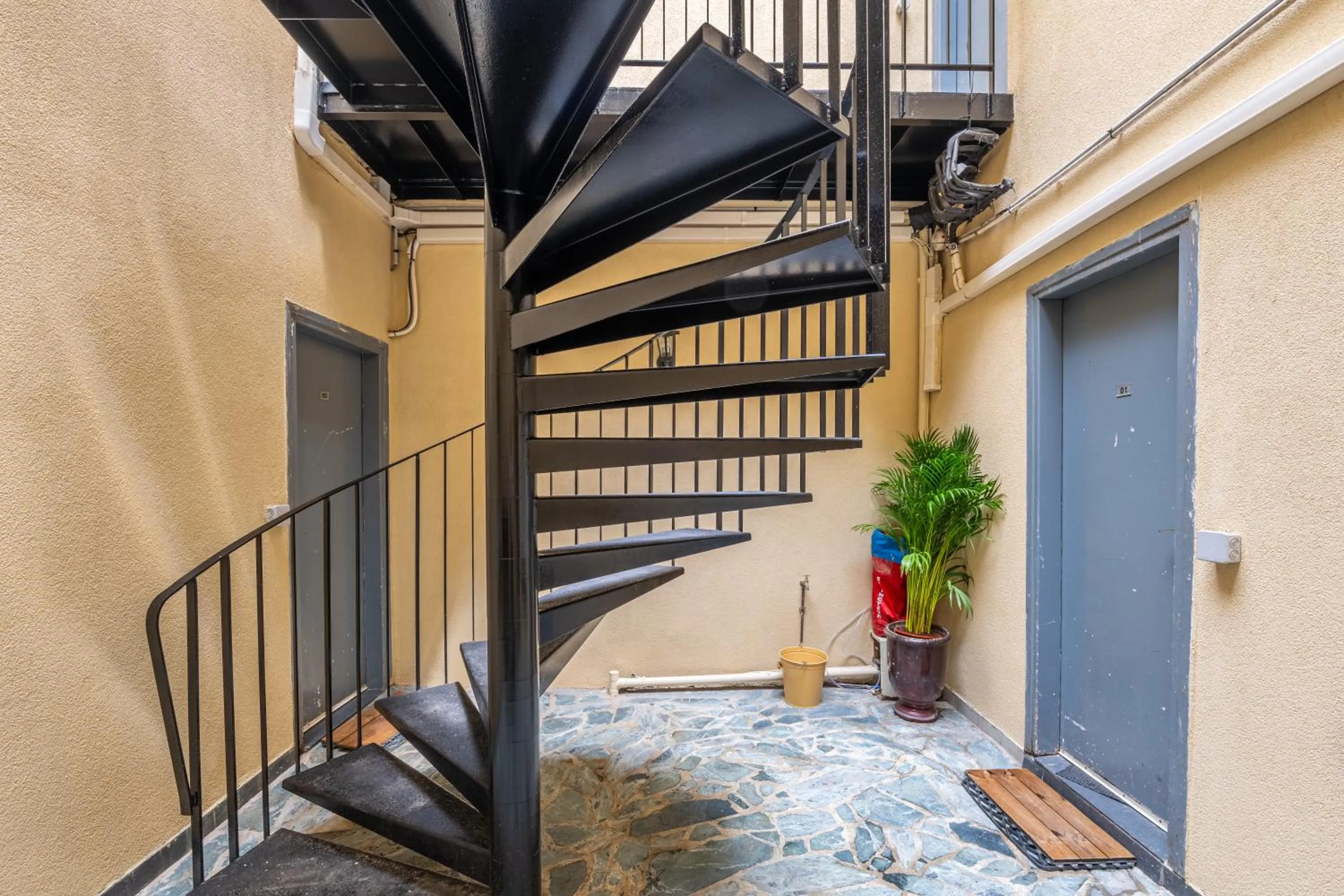 Inner courtyard view in Relais Bergson
