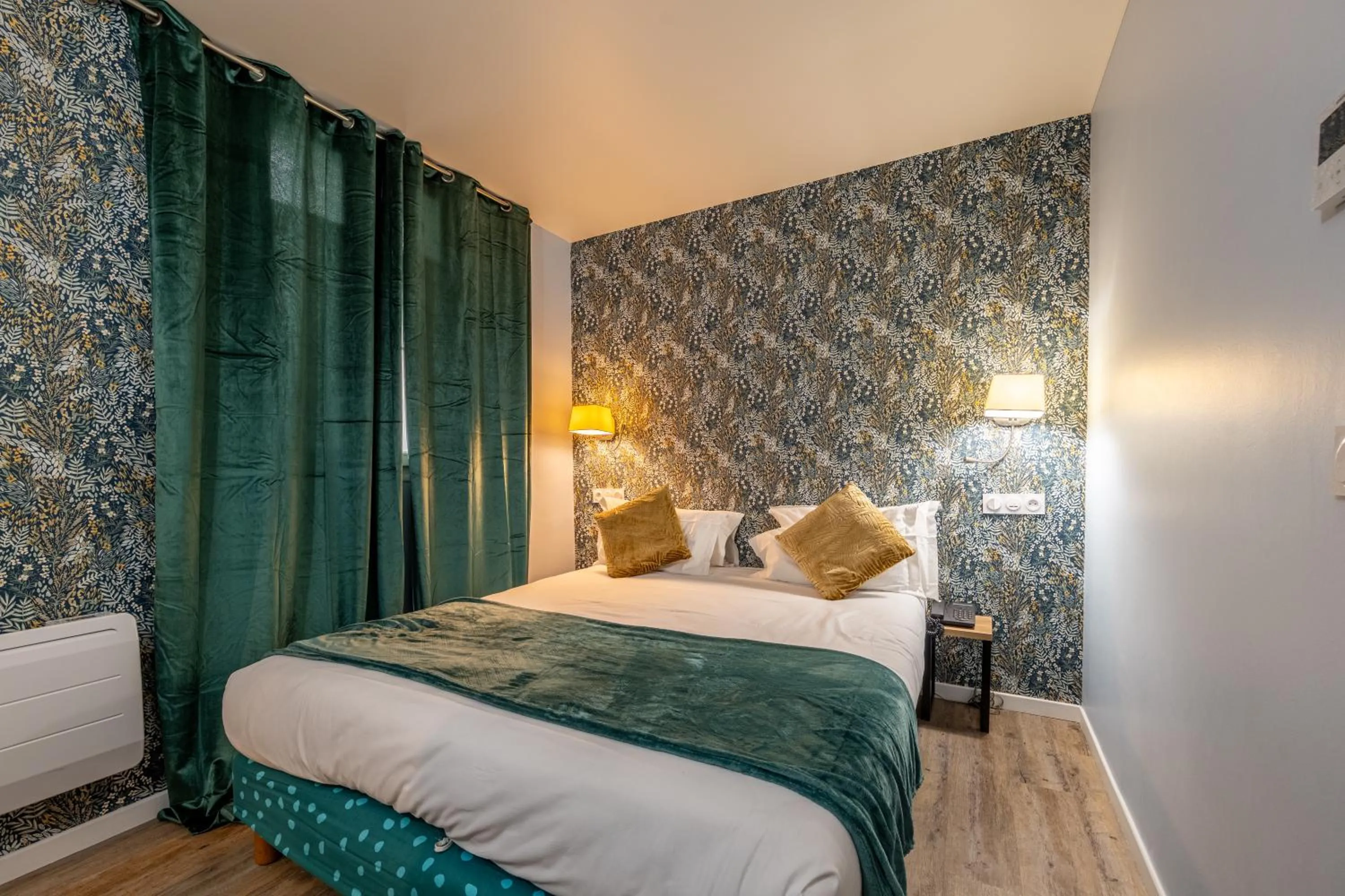 Photo of the whole room, Bed in Relais Bergson