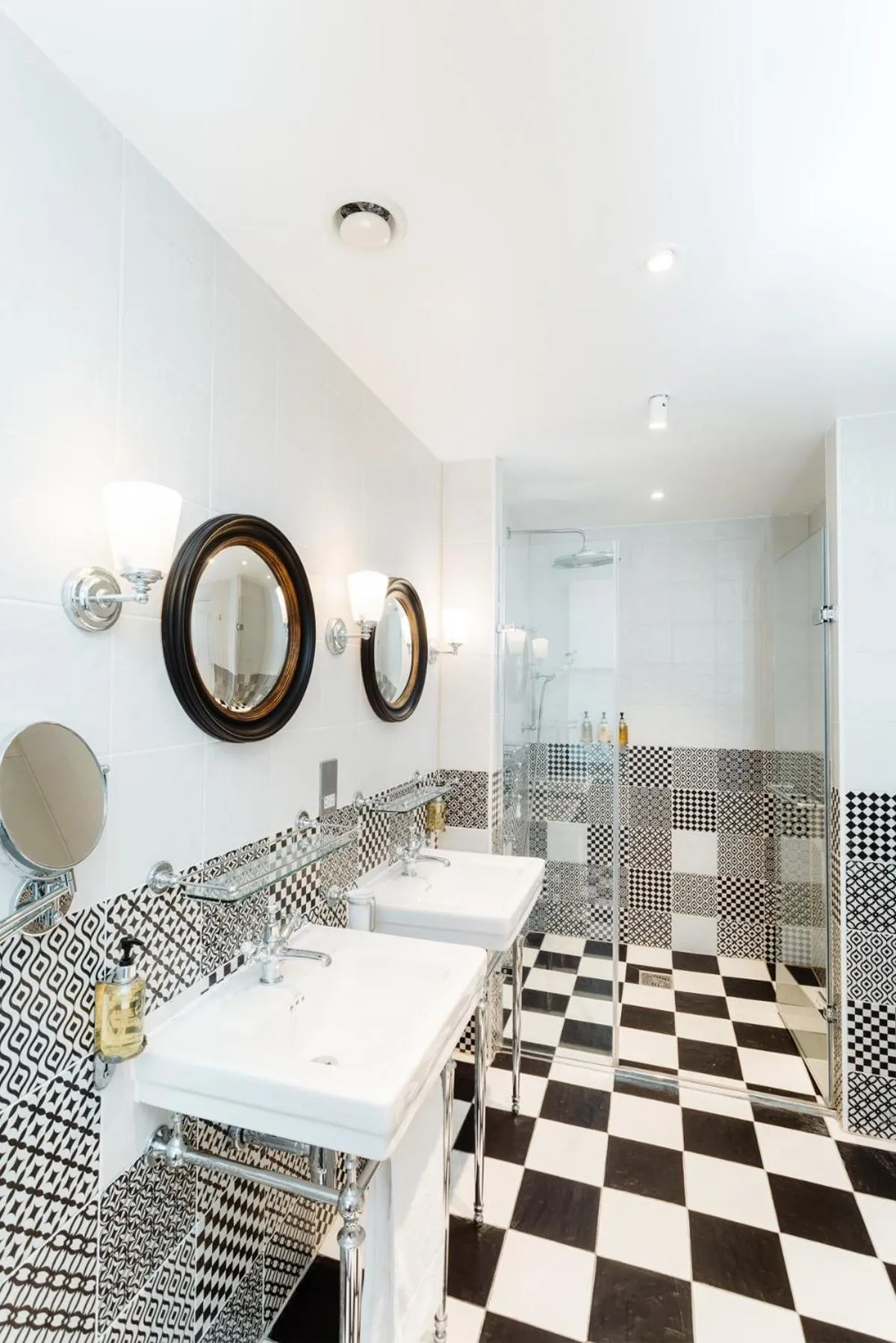 Bathroom in Leicester House Hotel