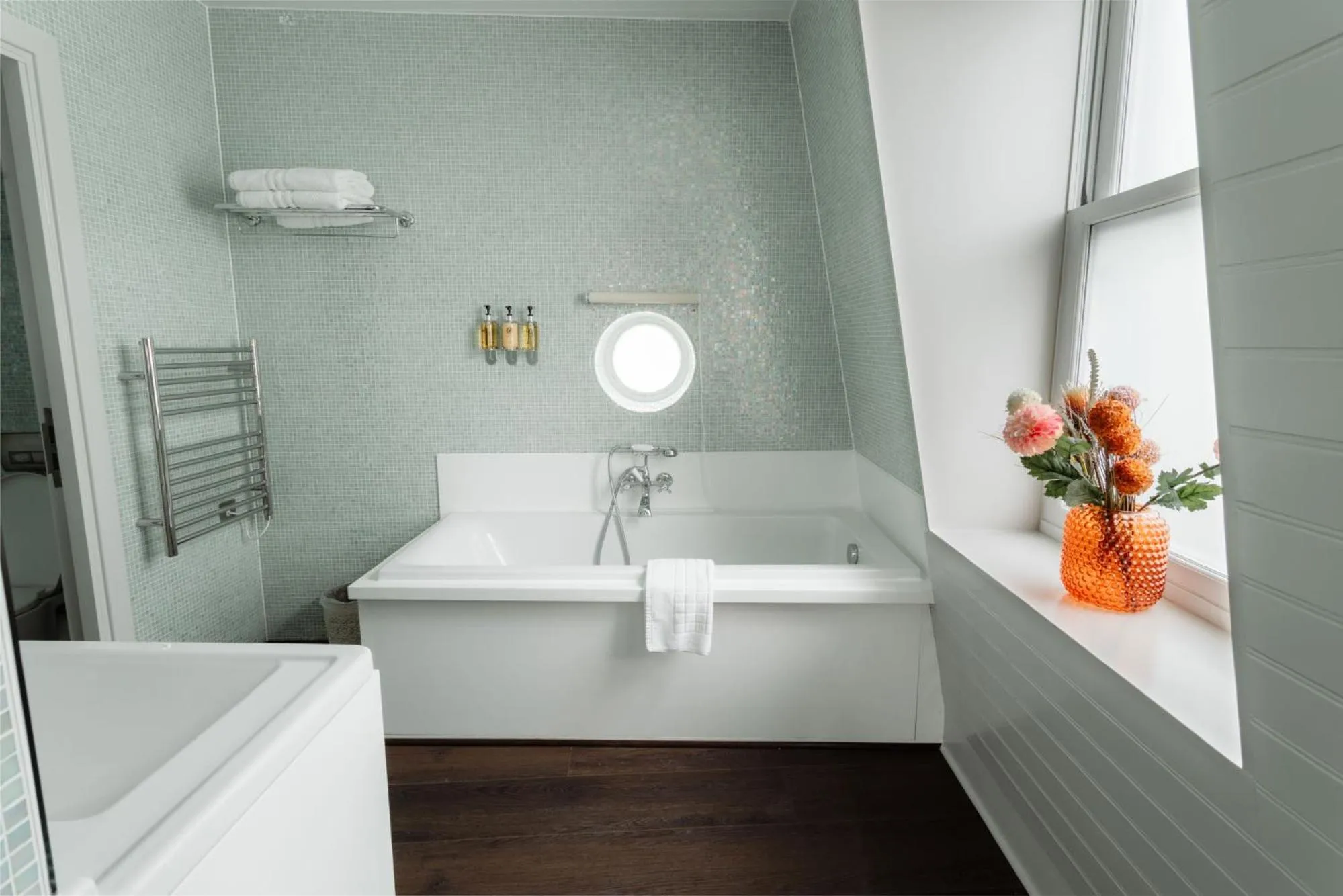 Bathroom in Leicester House Hotel