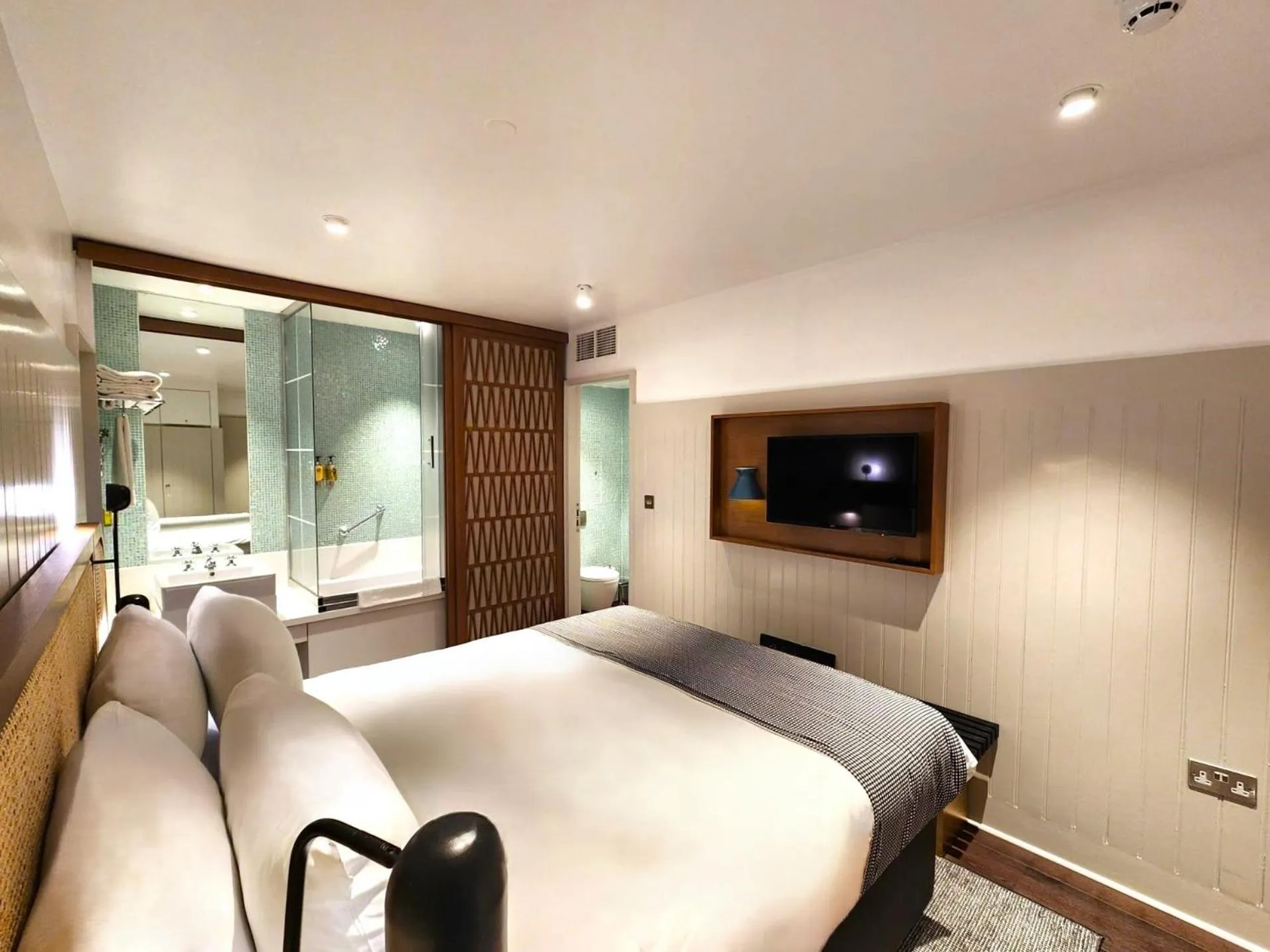 Bed in Leicester House Hotel