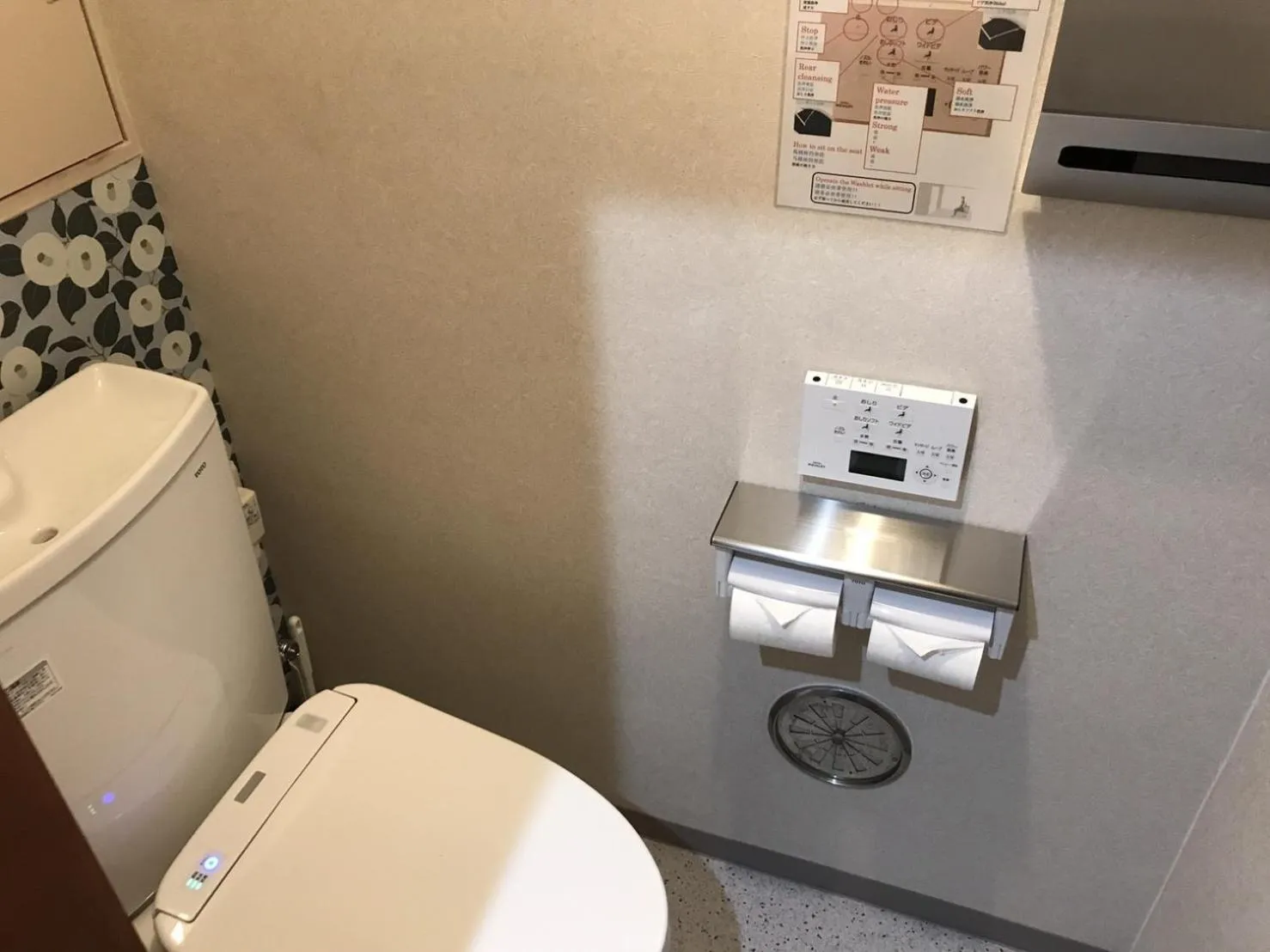 Toilet in Hondori Inn
