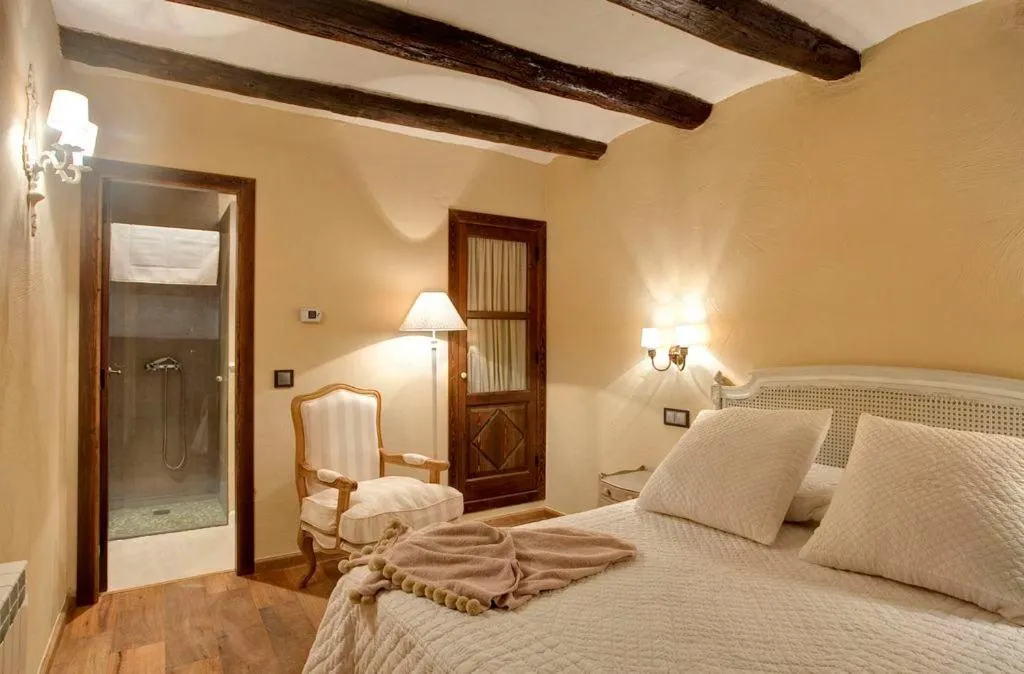 Photo of the whole room, Bed in Hotel Boutique Real Posada De Liena con jacuzzi y Restaurante Liena