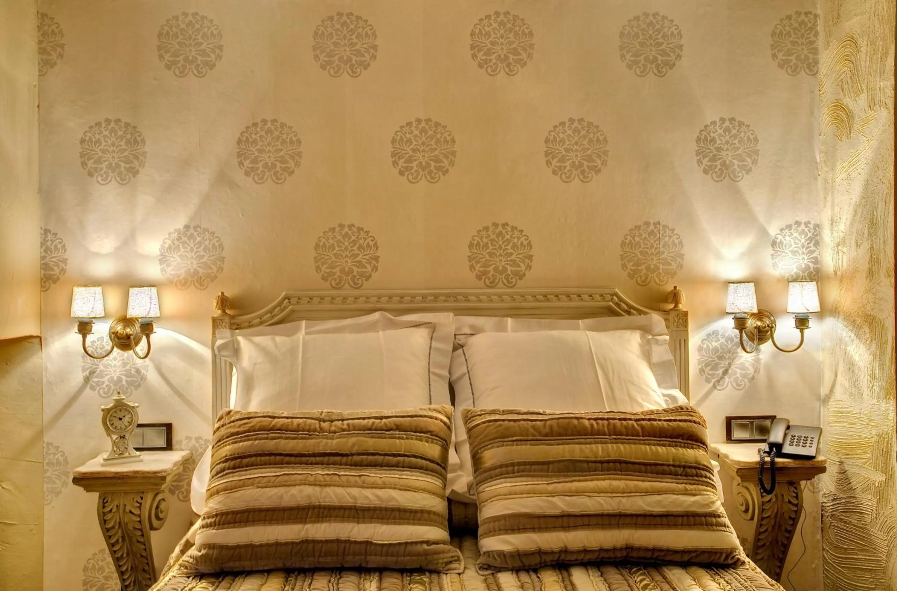 Bedroom, Bed in Hotel Boutique Real Posada De Liena con jacuzzi y Restaurante Liena