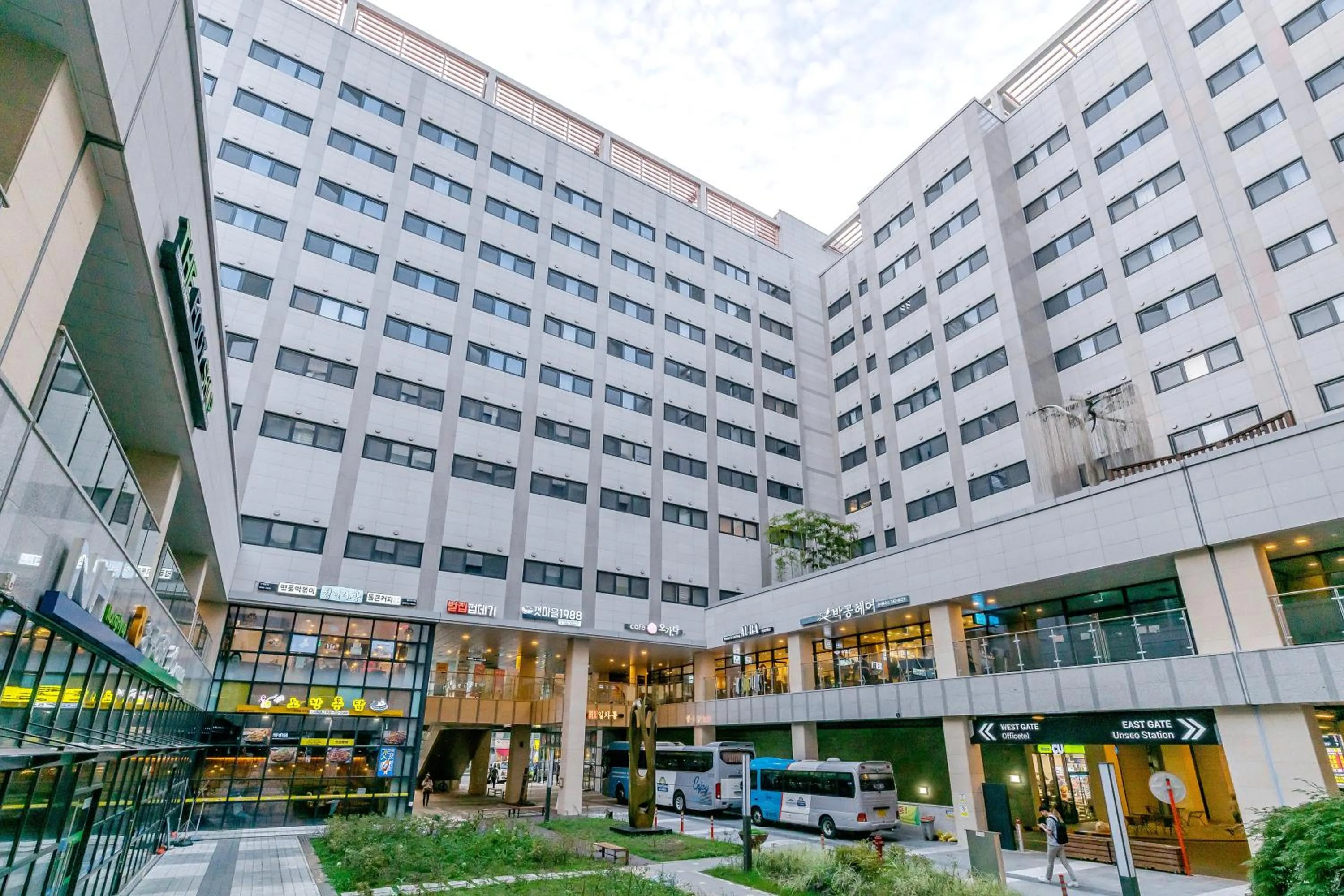 Property building in Howard Johnson by Wyndham Incheon Airport