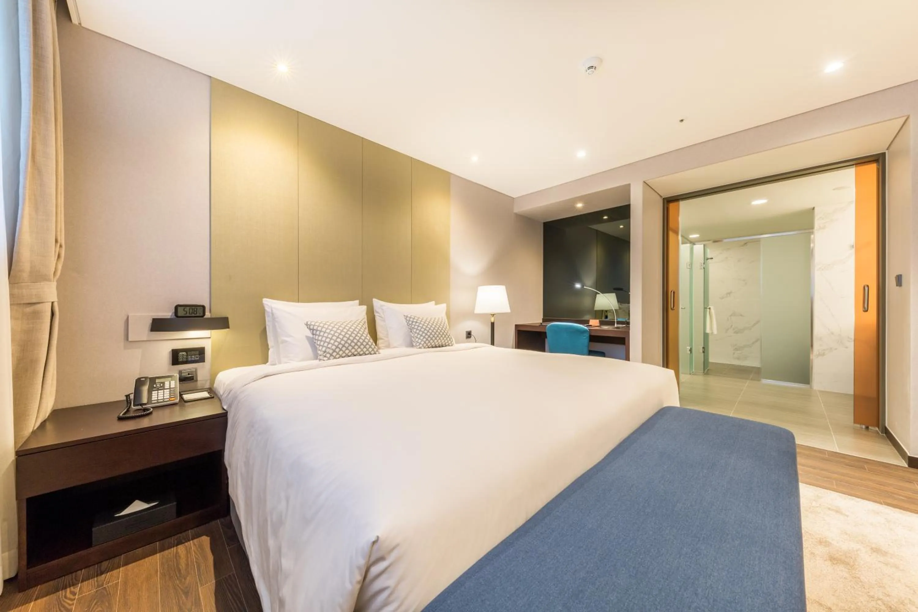 Bed in Howard Johnson by Wyndham Incheon Airport