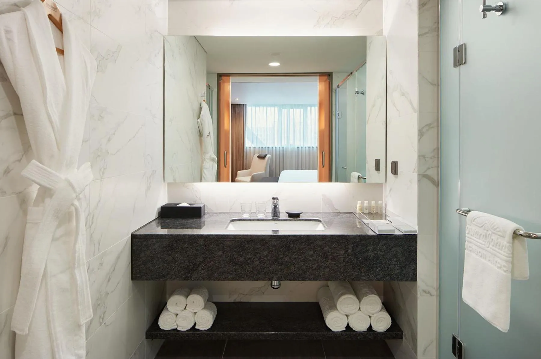 Bathroom, Bed in Howard Johnson by Wyndham Incheon Airport