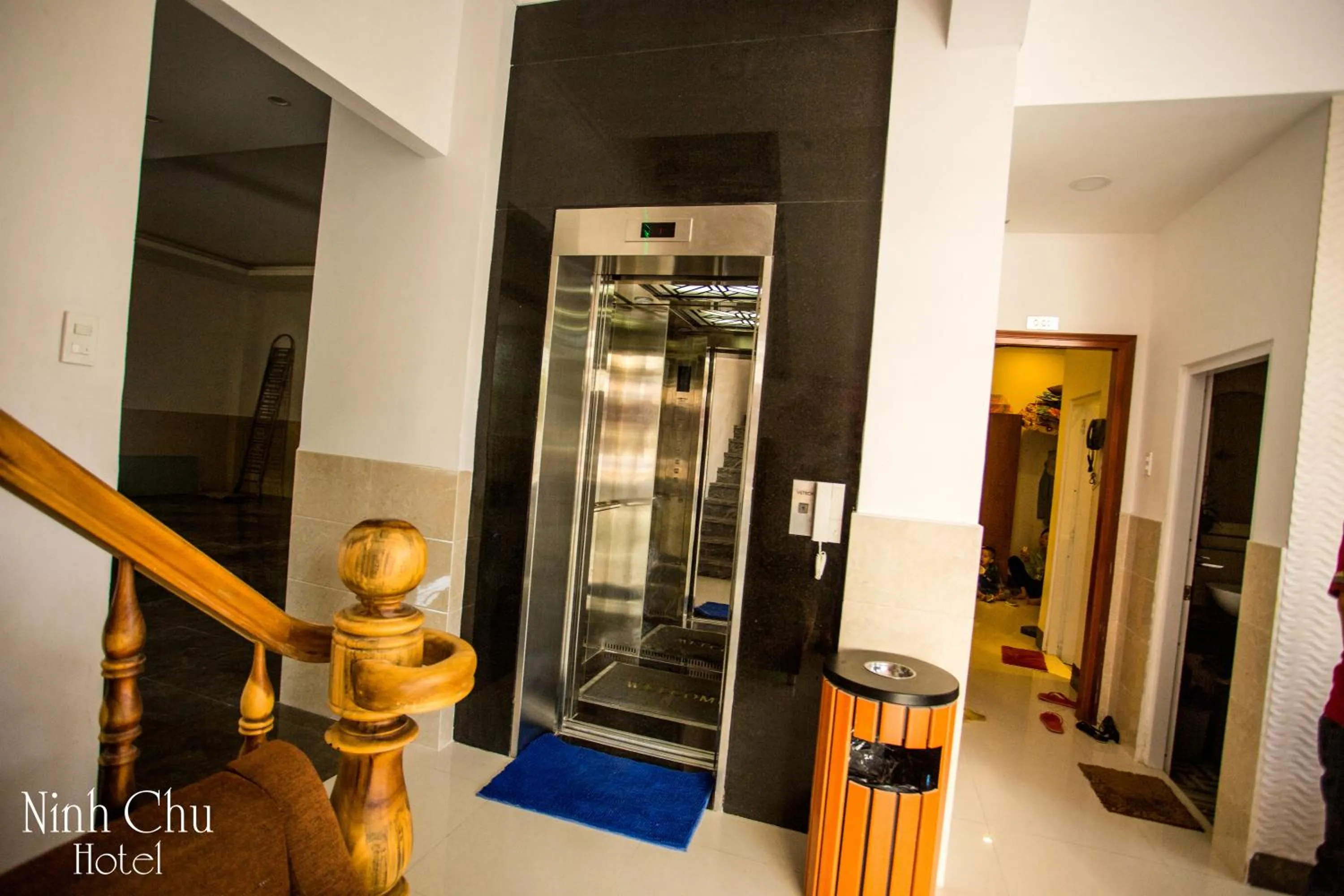 elevator in Khách Sạn Ninh Chữ