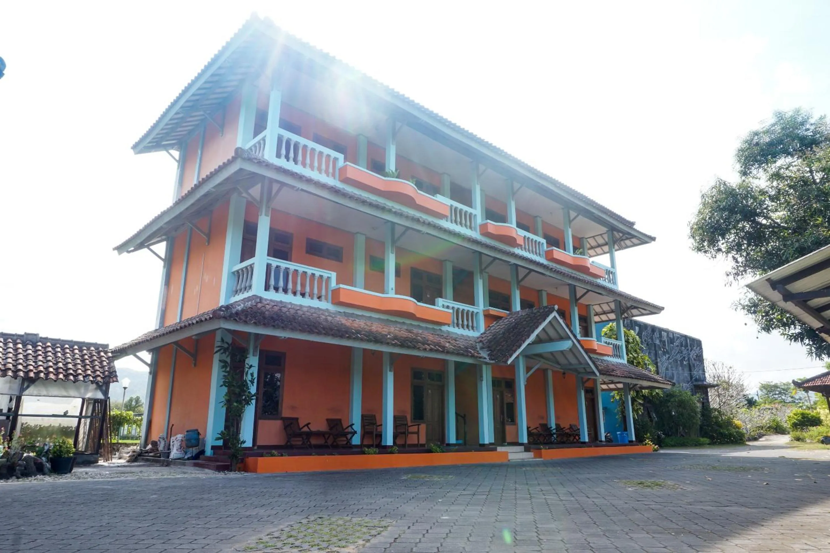 Facade/entrance in Hotel O Srikandi Hotel