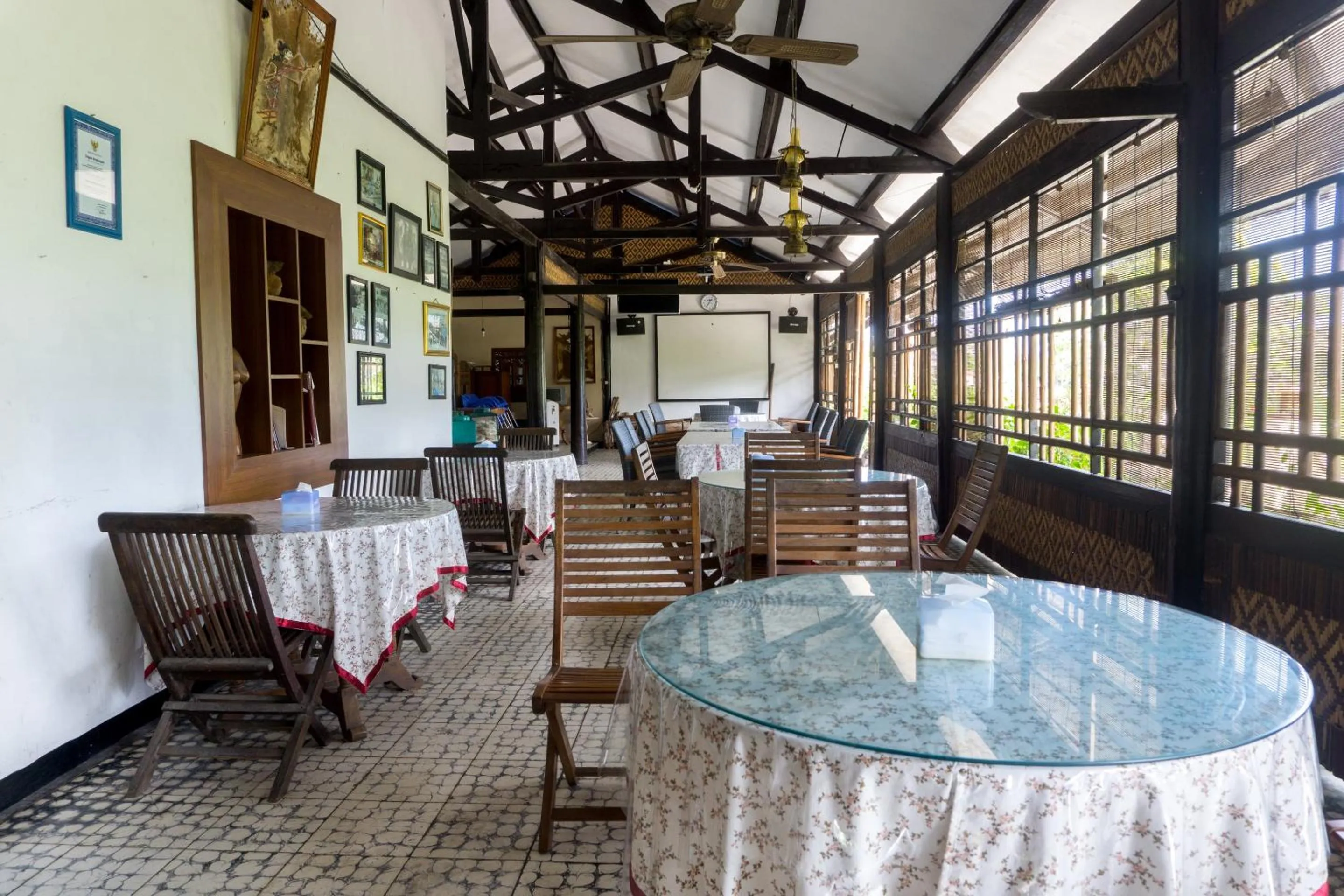 Restaurant/places to eat in Hotel O Srikandi Hotel