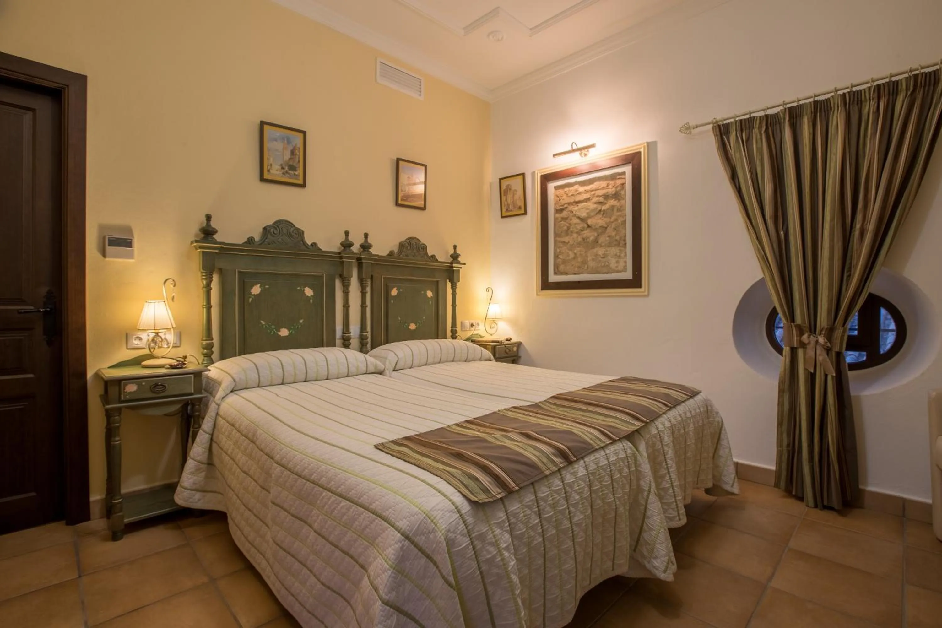 Shower, Bed in La Posada Del Infante