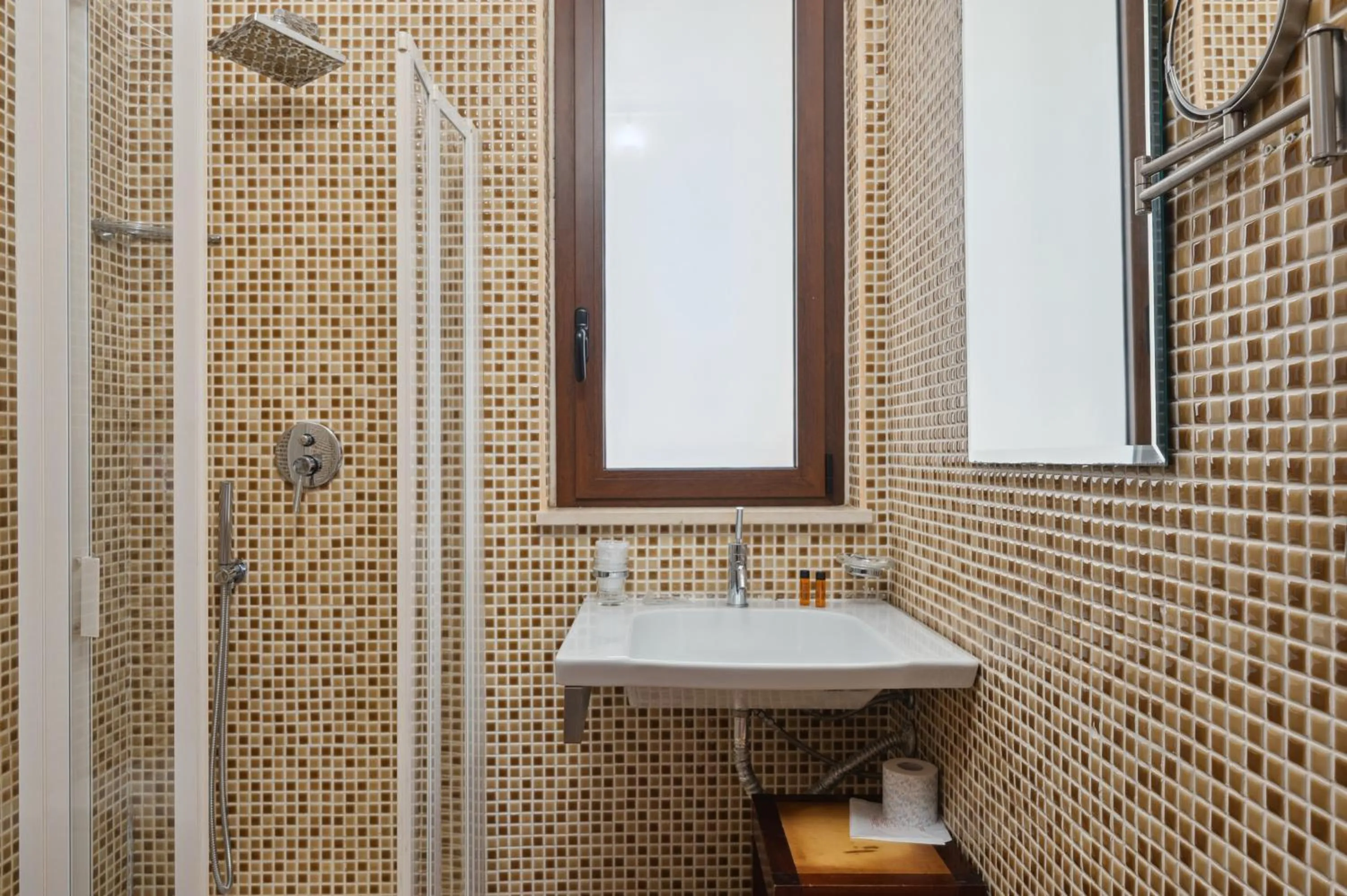 Bathroom in Hotel Flora