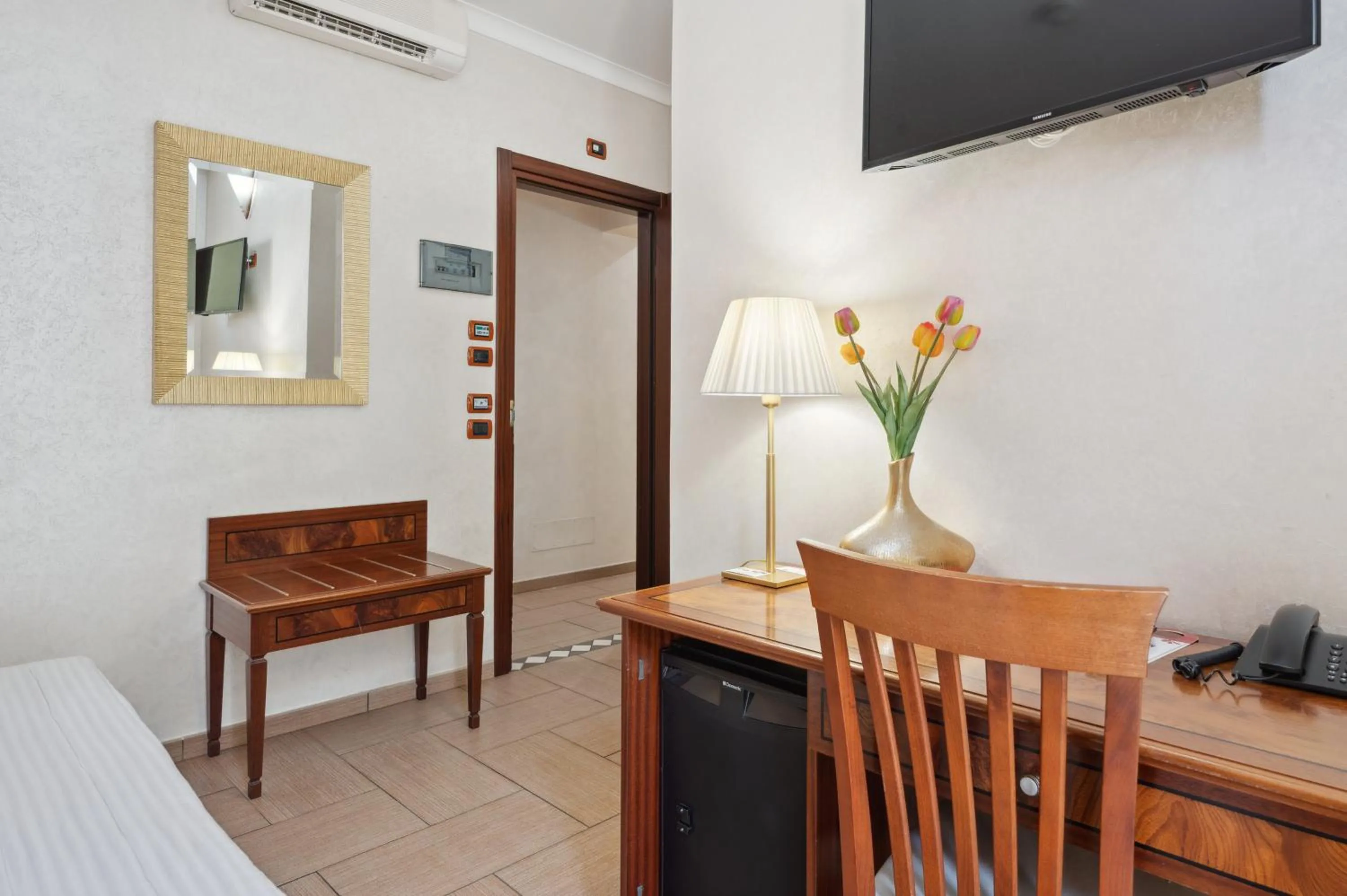 Bedroom, Bed in Hotel Flora