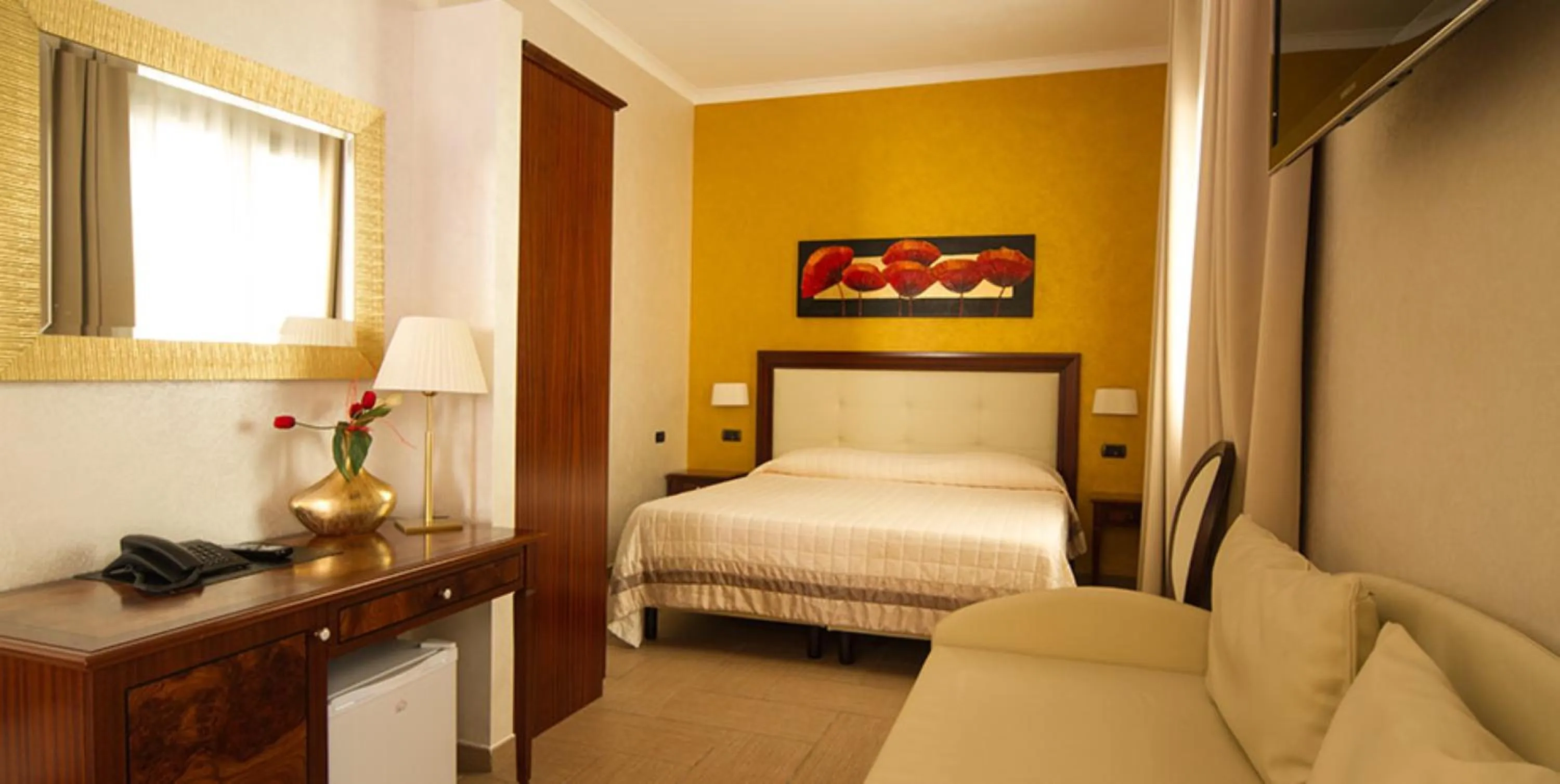 Bedroom, Bed in Hotel Flora