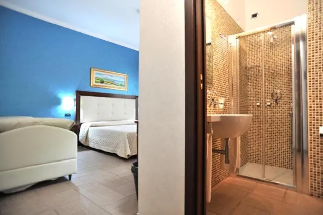 Shower, Bed in Hotel Flora