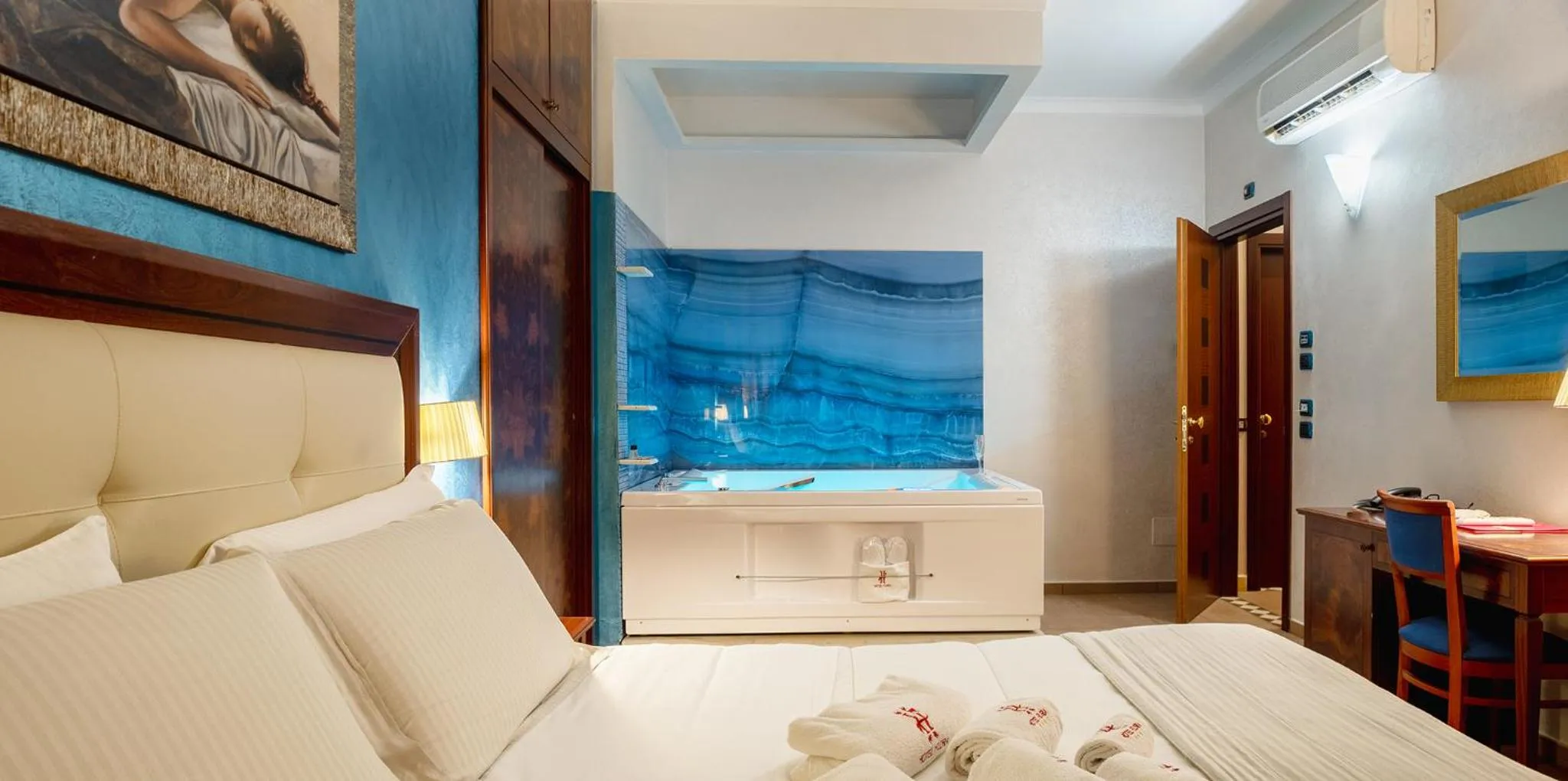 Hot Tub, Bed in Hotel Flora