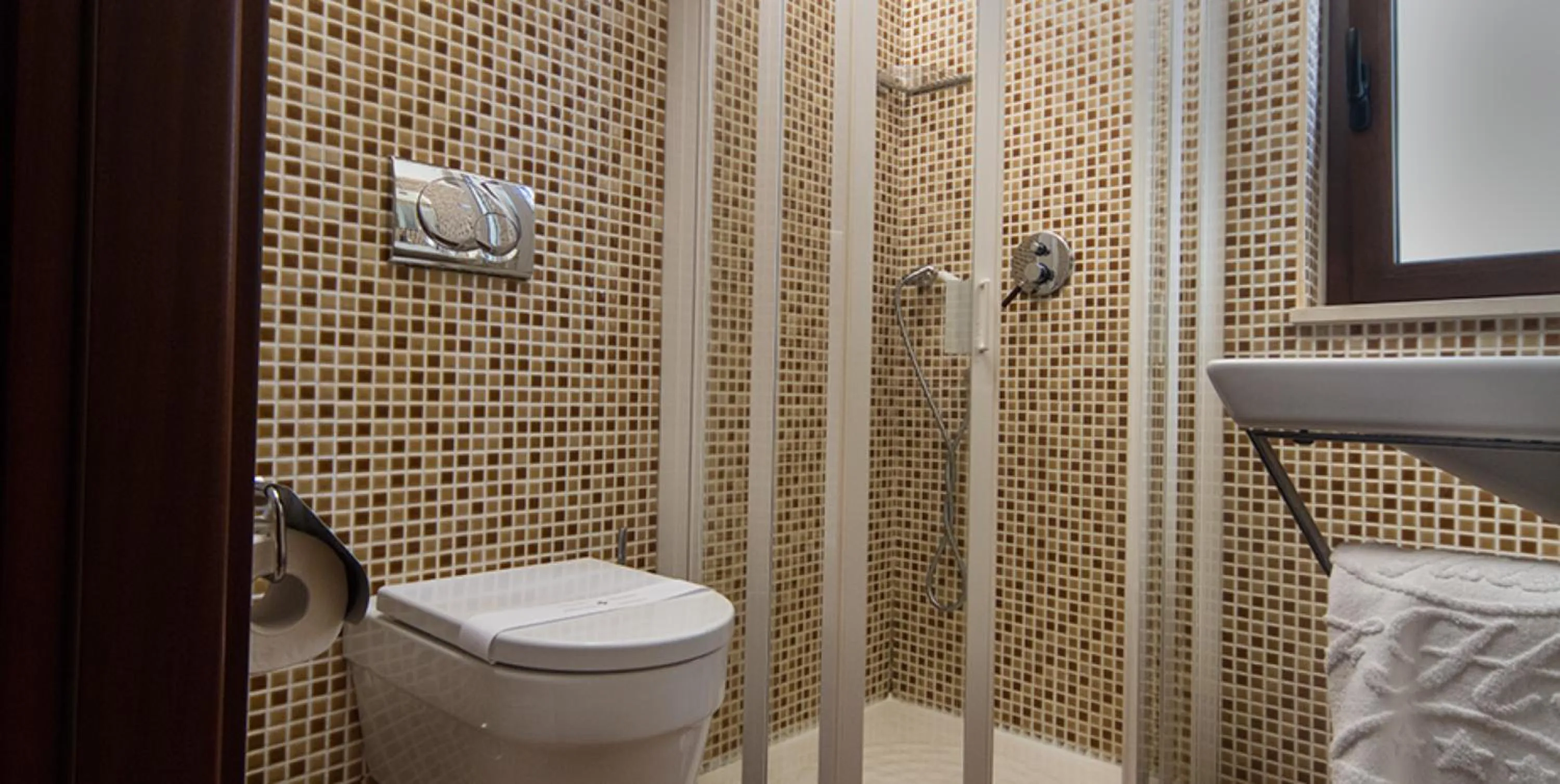 Bathroom in Hotel Flora