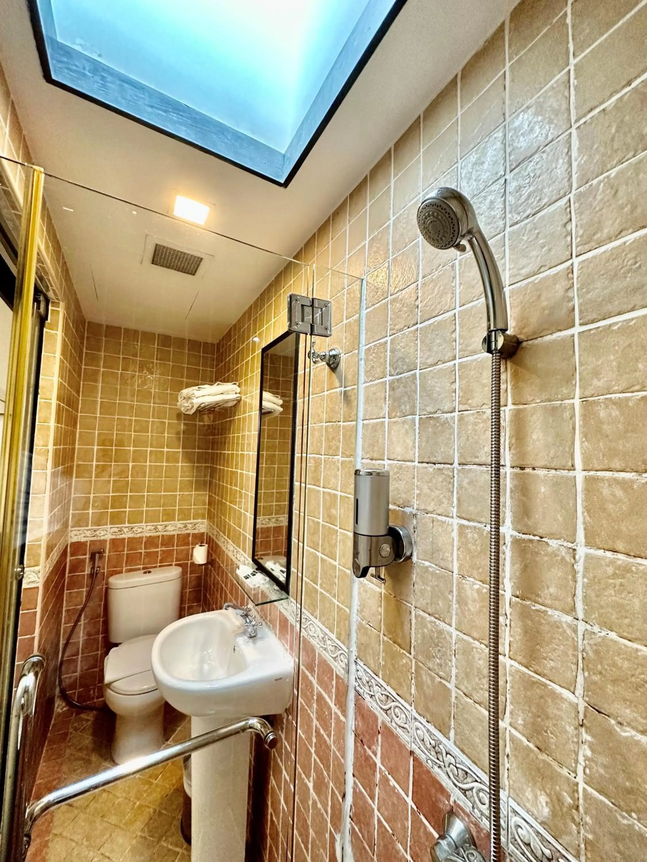 Shower in The Snooze Hotel Marine Parade