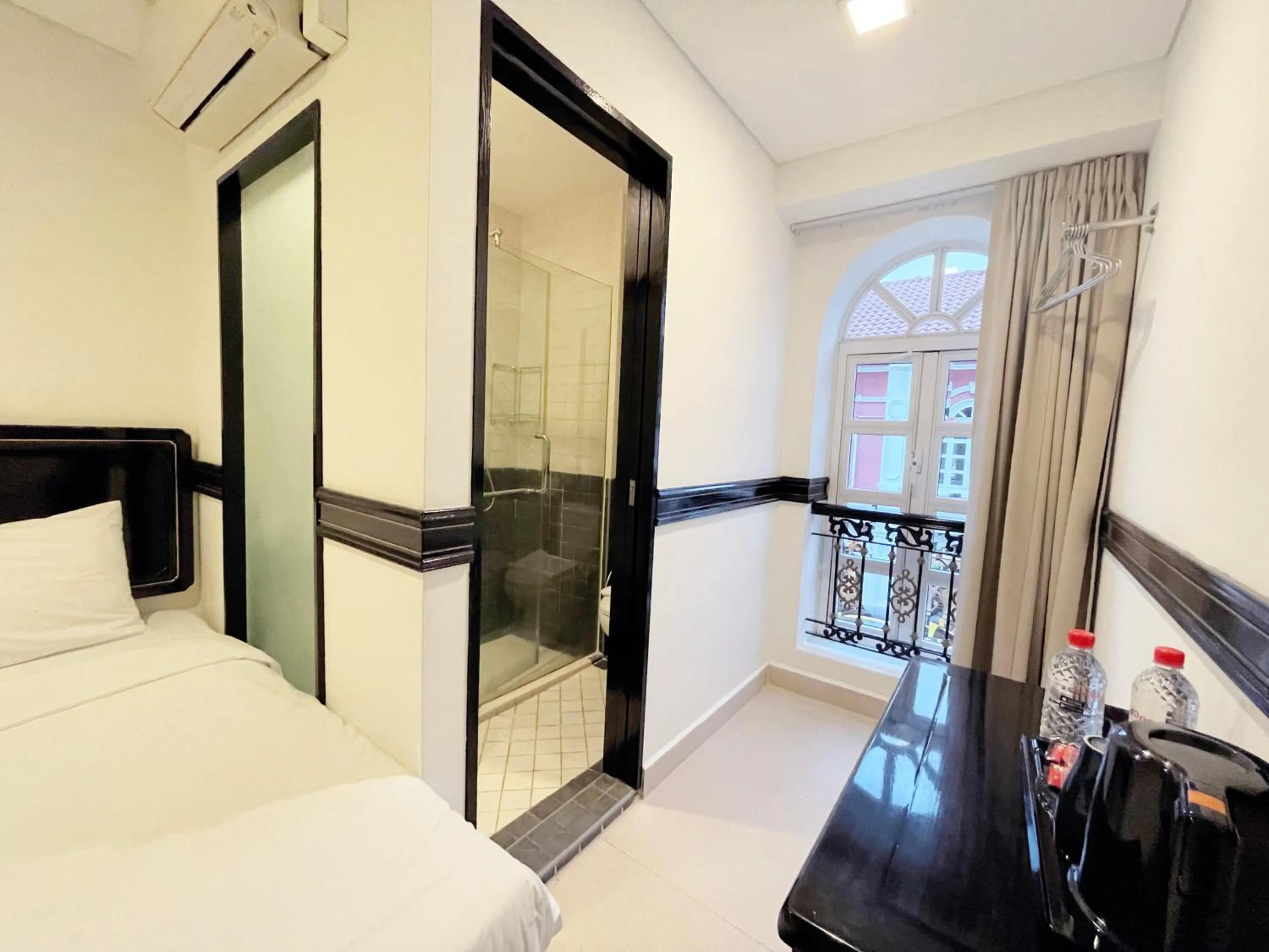 Toilet, Bed in The Snooze Hotel Marine Parade