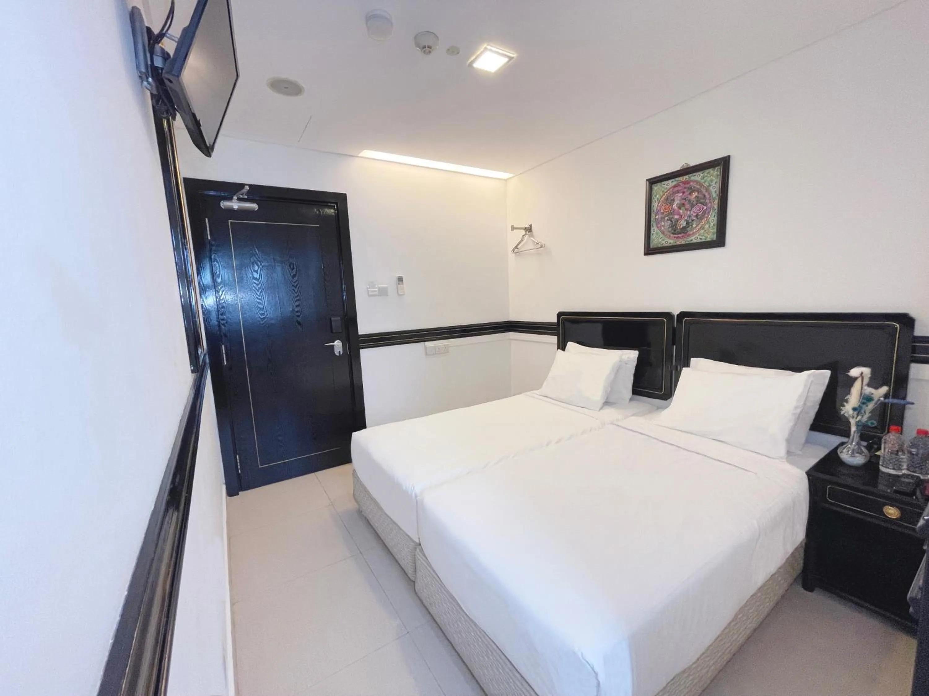 TV and multimedia, Bed in The Snooze Hotel Marine Parade