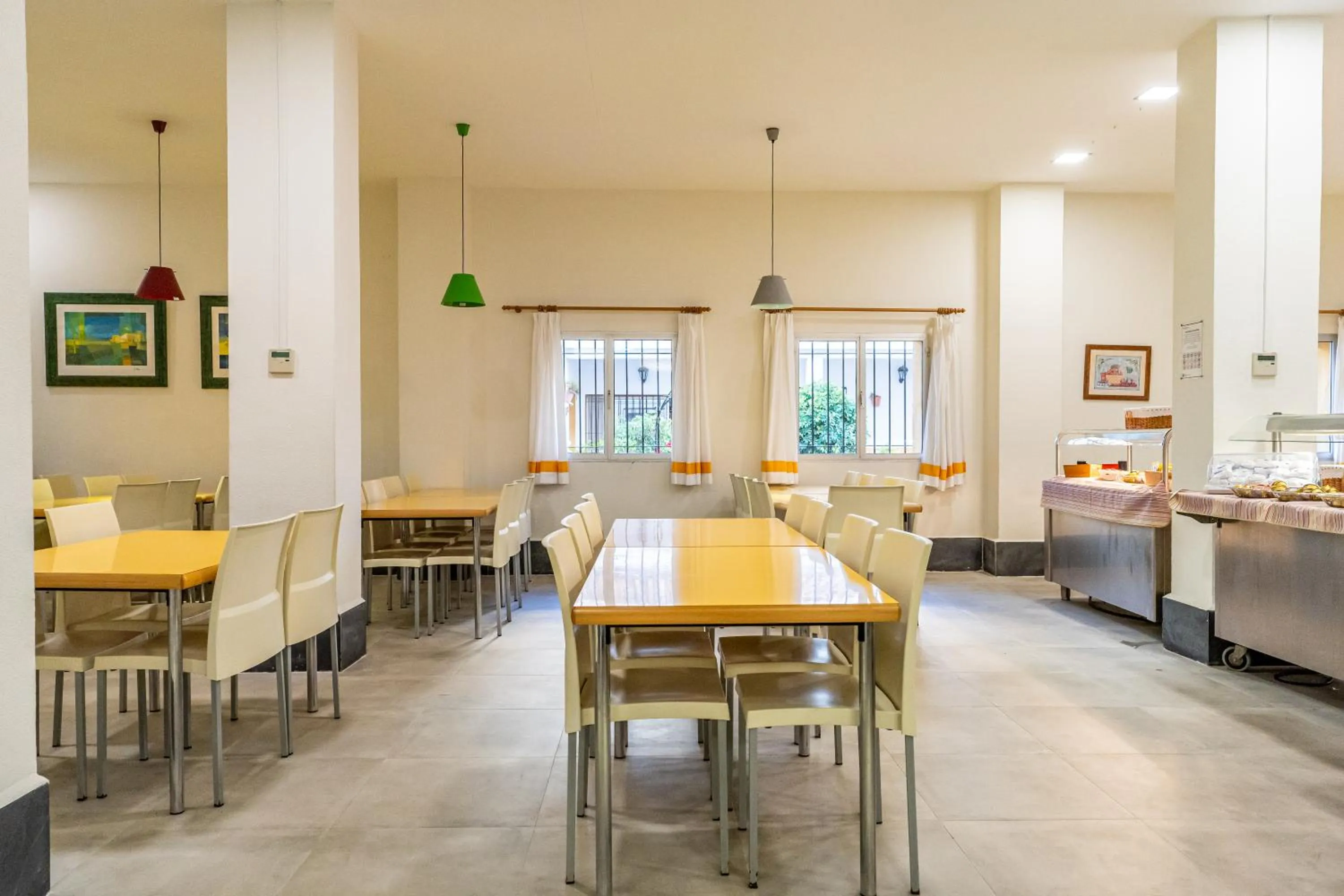 Dining area in Albergue Inturjoven Marbella
