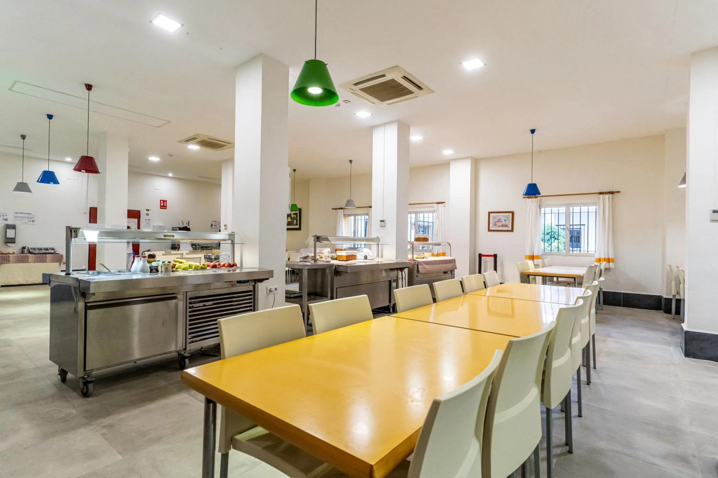 Dining area in Albergue Inturjoven Marbella