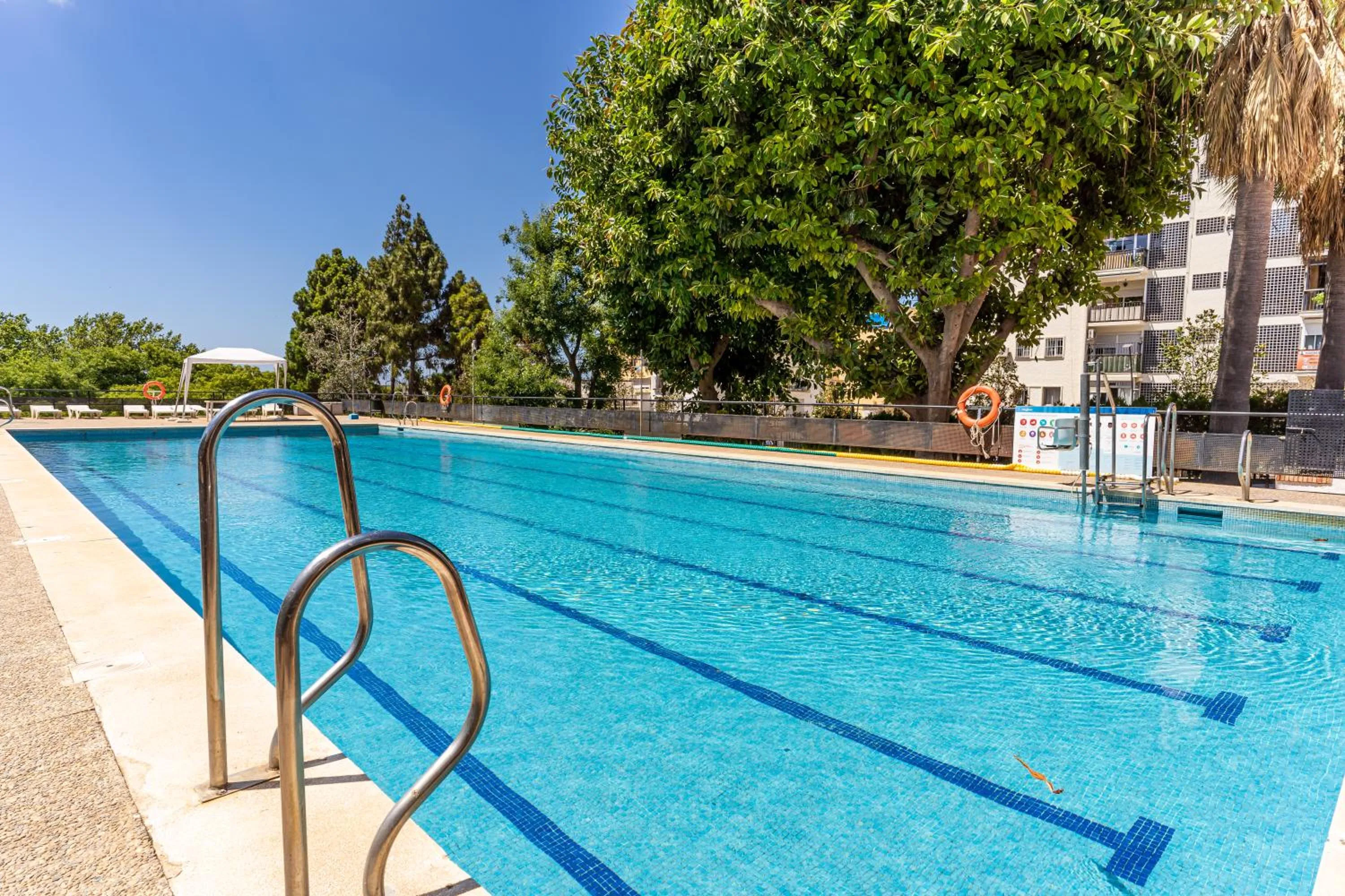 Swimming pool in Albergue Inturjoven Marbella