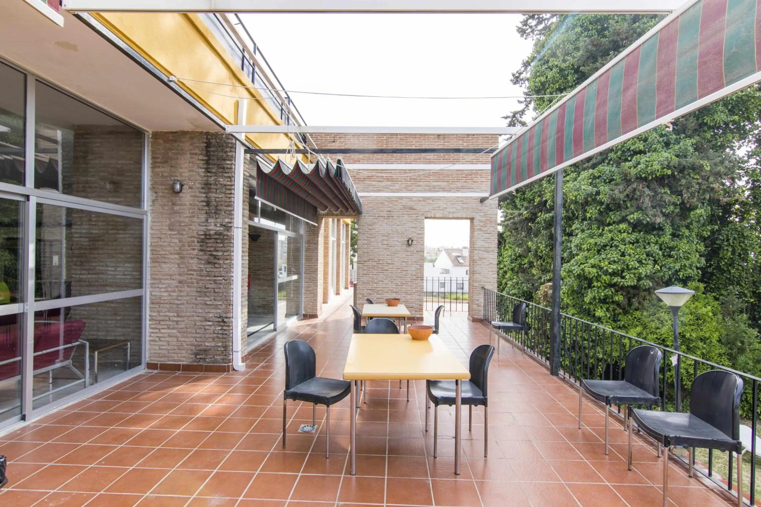 Restaurant/places to eat in Albergue Inturjoven Marbella