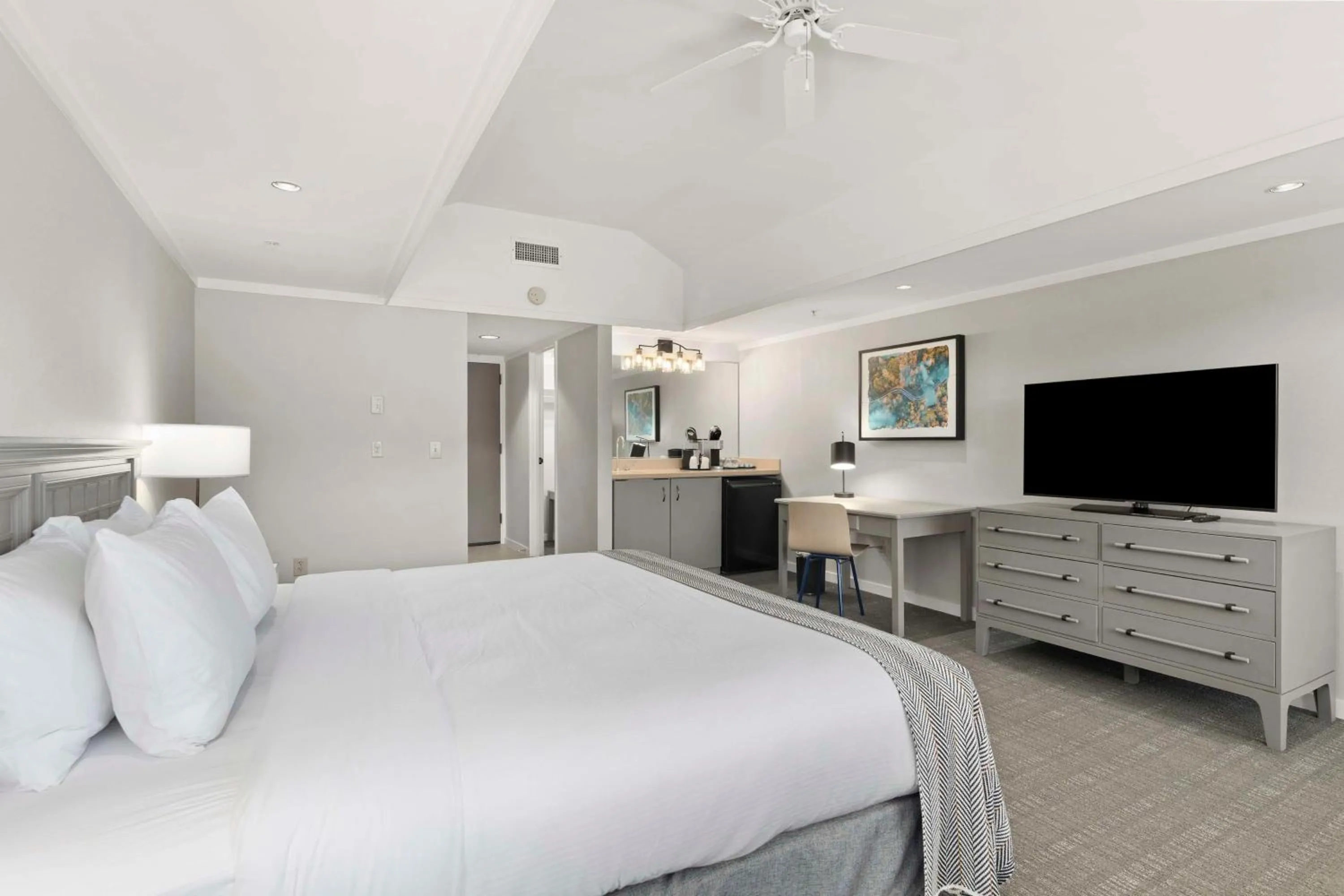 Bedroom, Bed in Waynesville Inn & Golf Club, Trademark Collection by Wyndham