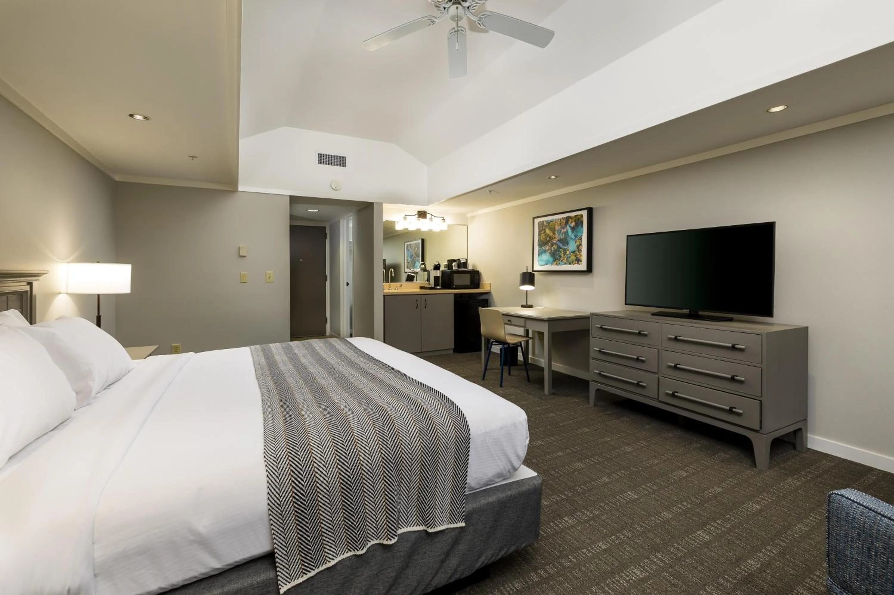 Other, Bed in Waynesville Inn and Golf Club, Tapestry Collection by Hilton