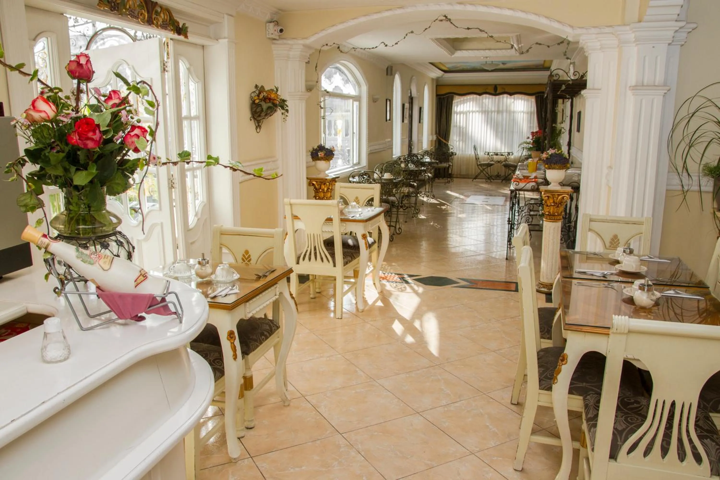 Restaurant/places to eat in Eugenia Hotel