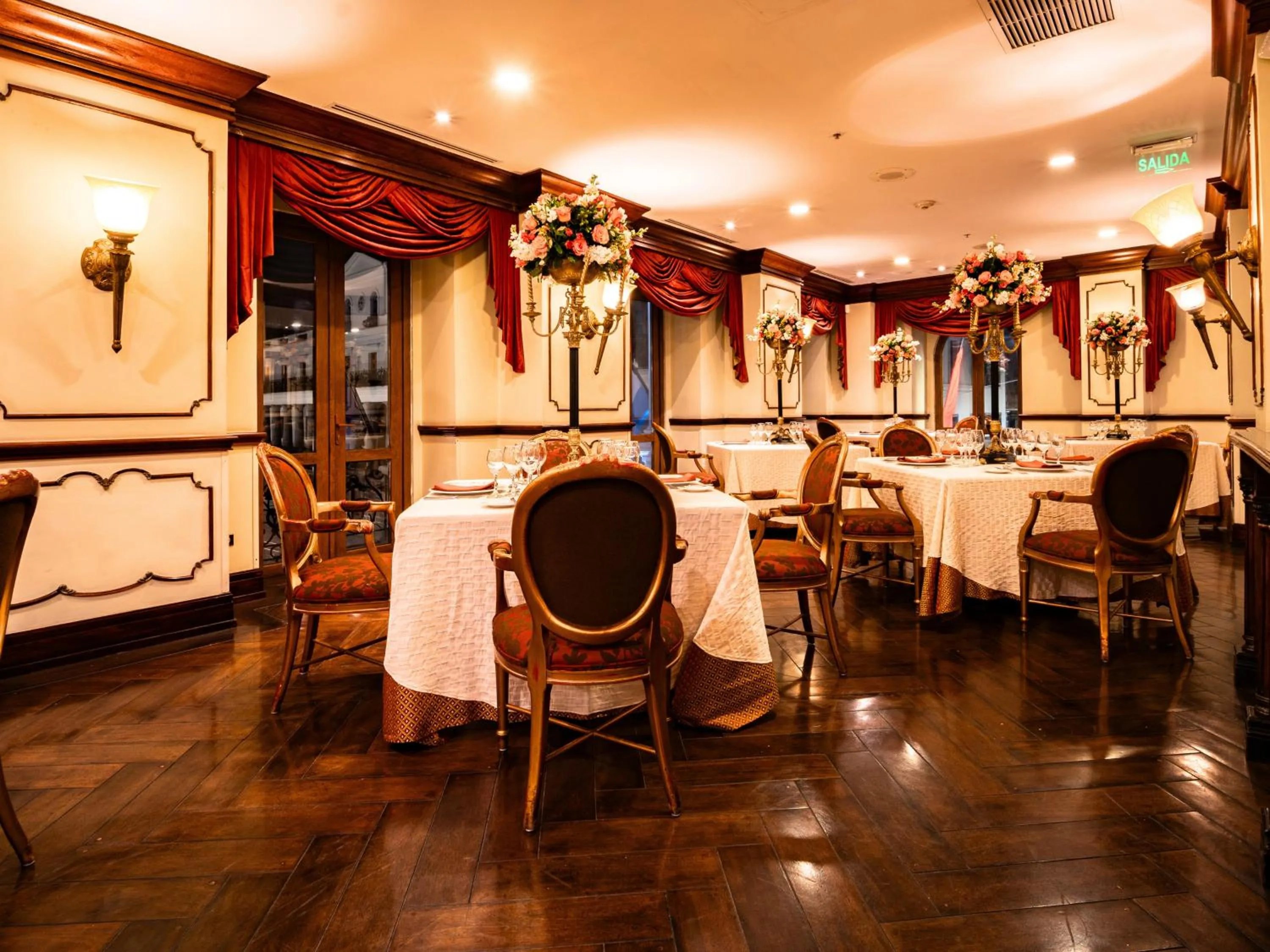 Restaurant/places to eat in Plaza Grande Hotel