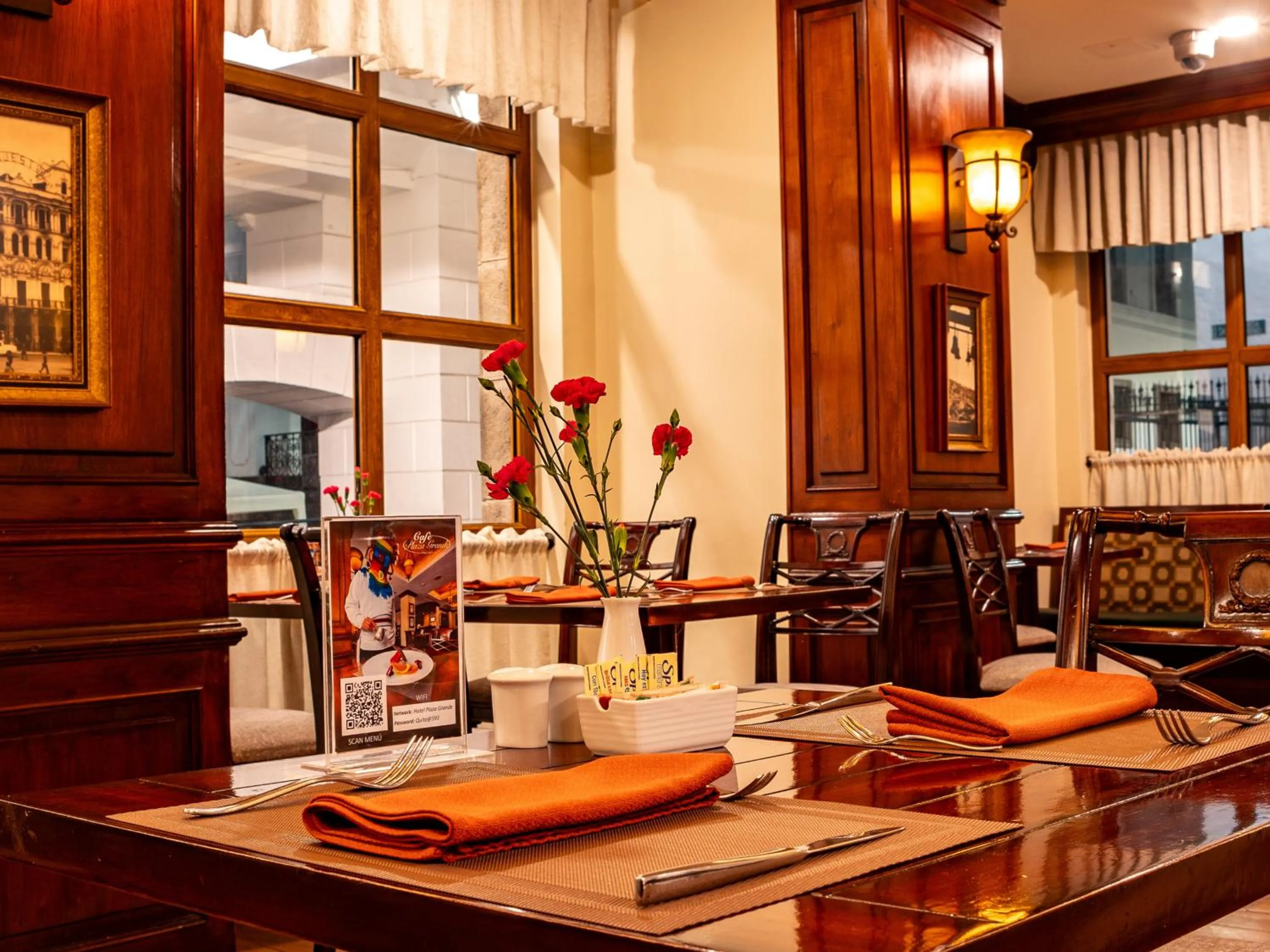 Restaurant/places to eat in Plaza Grande Hotel