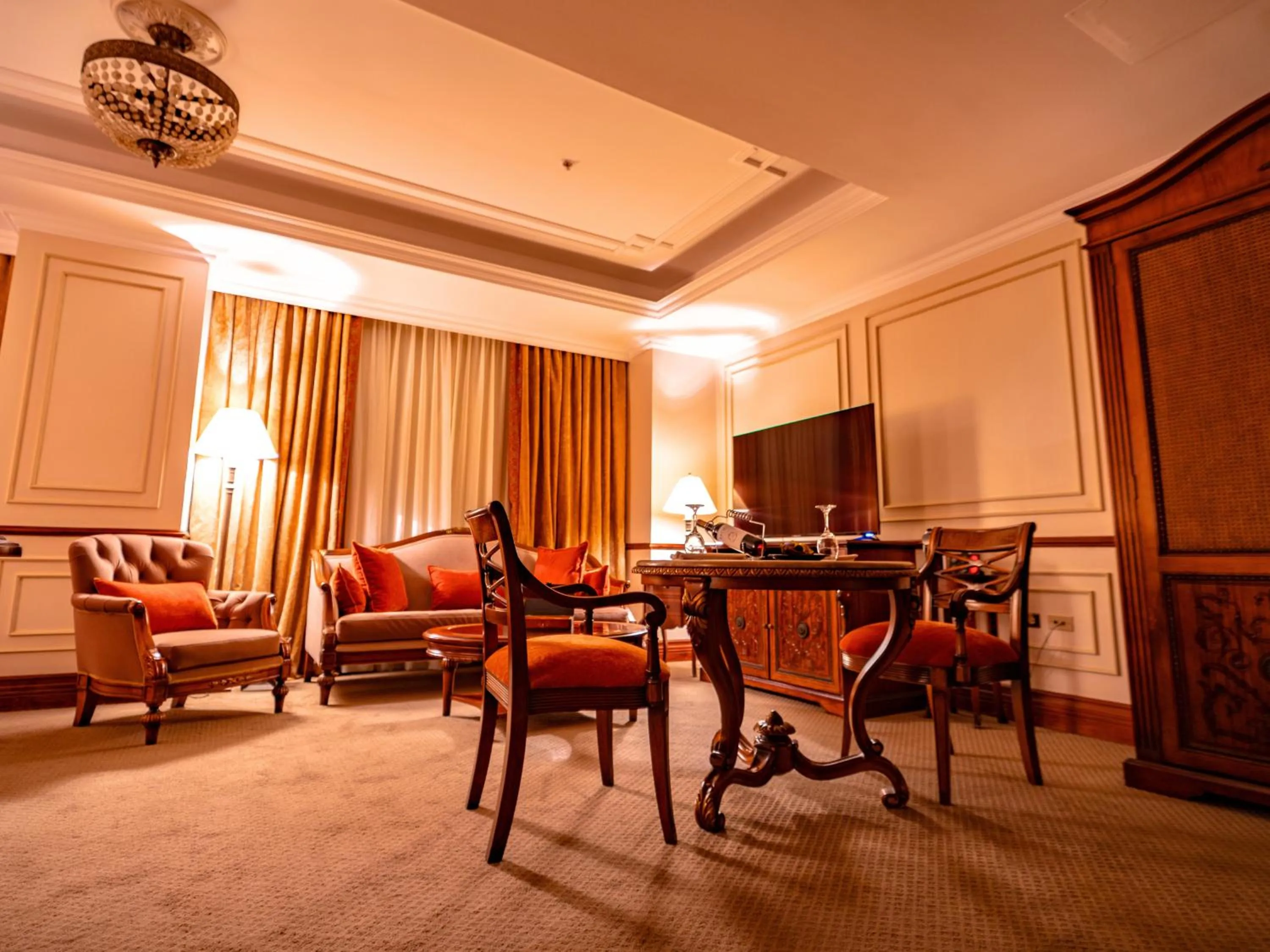 Living room in Plaza Grande Hotel