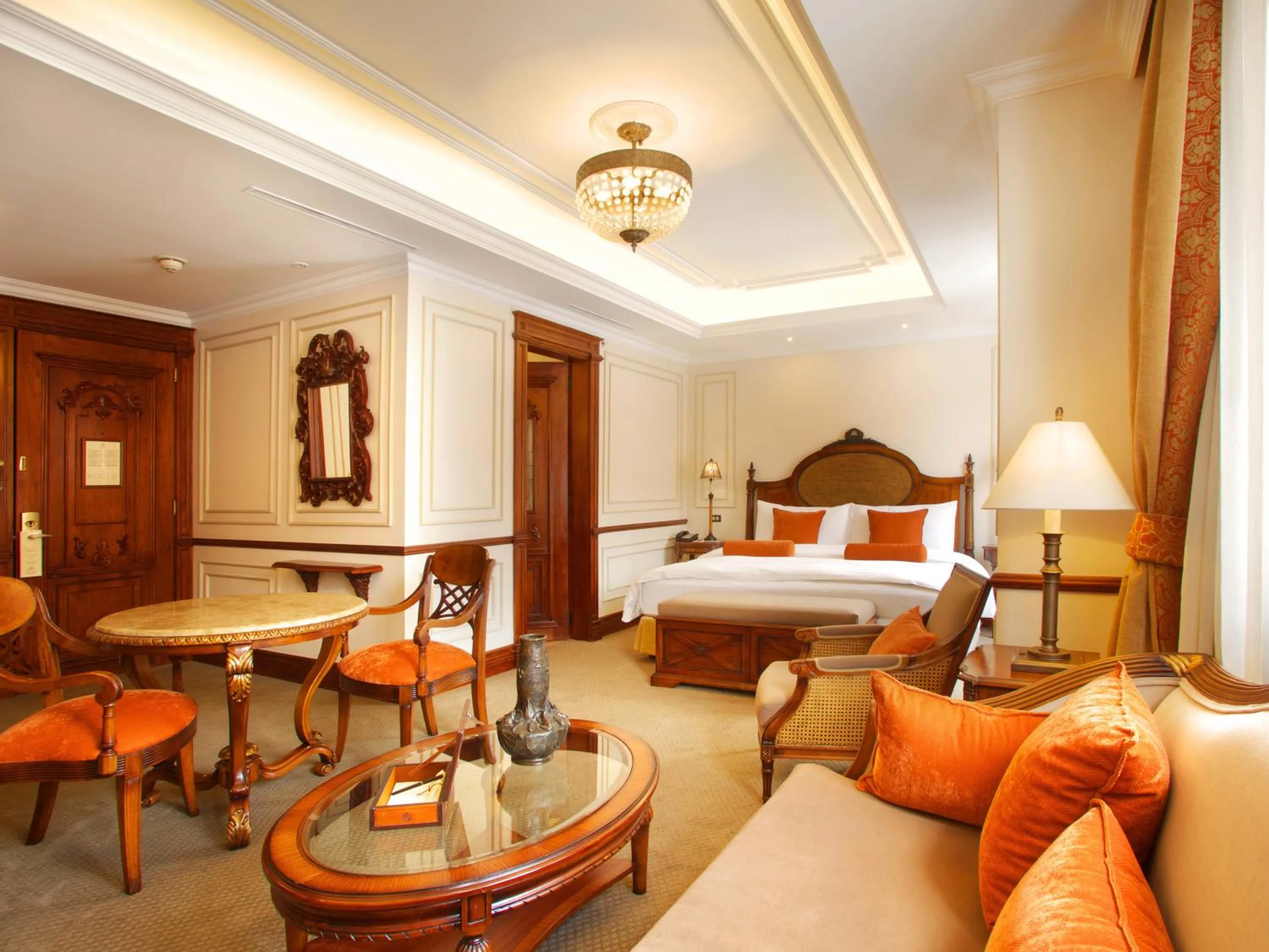 Living room, Bed in Plaza Grande Hotel