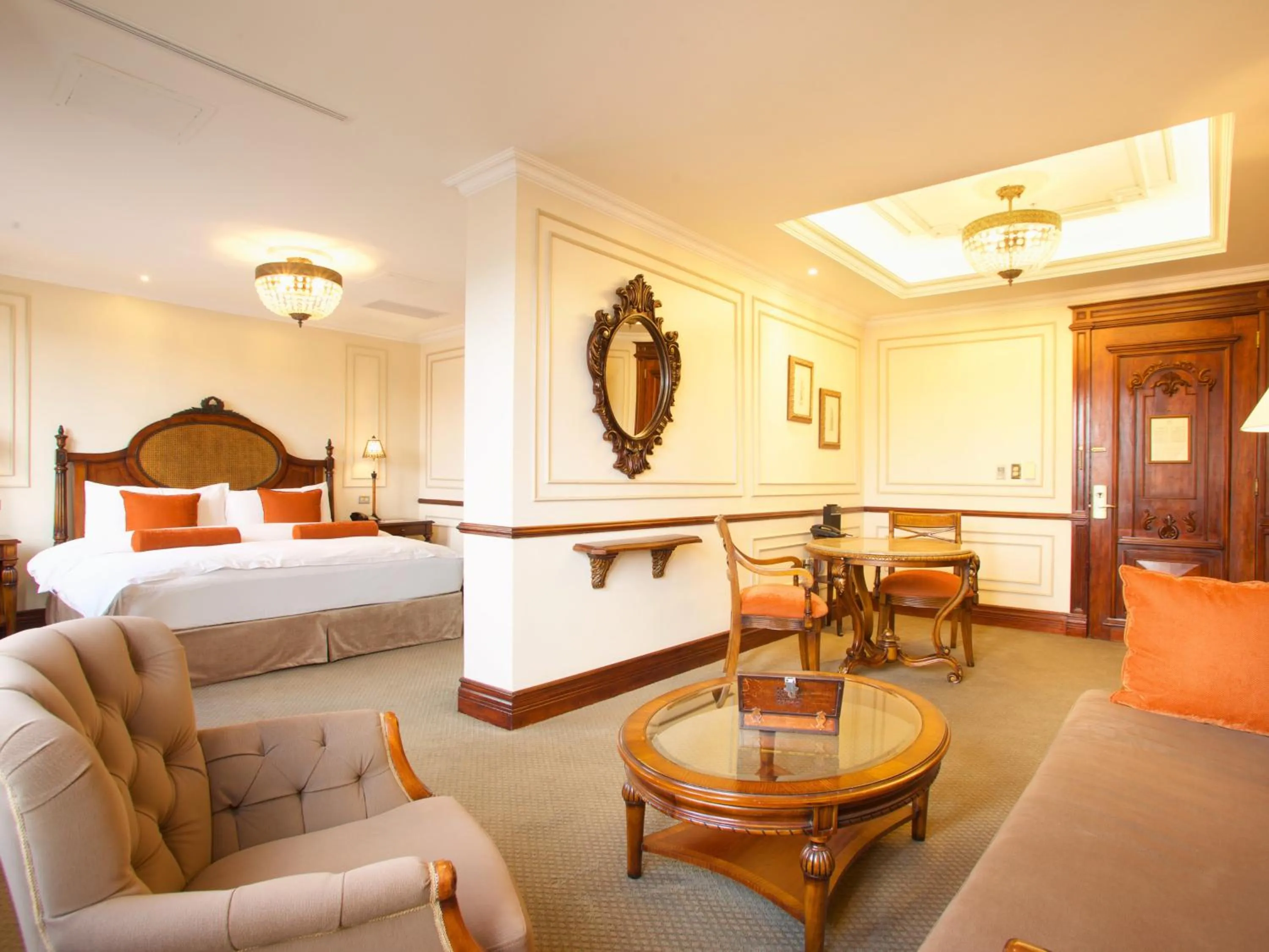 Living room, Bed in Plaza Grande Hotel