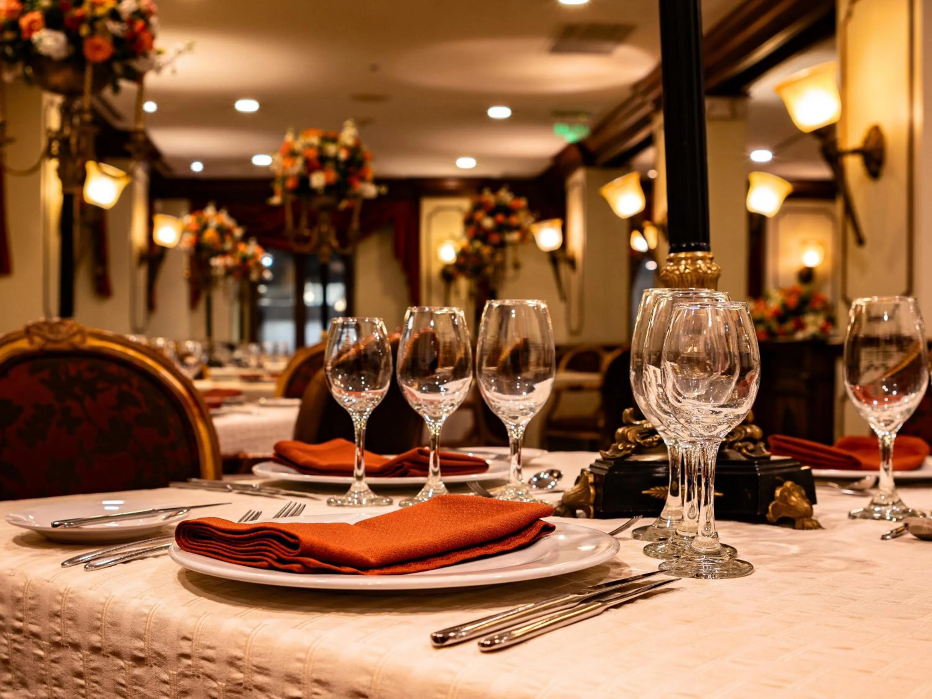 Restaurant/places to eat in Plaza Grande Hotel