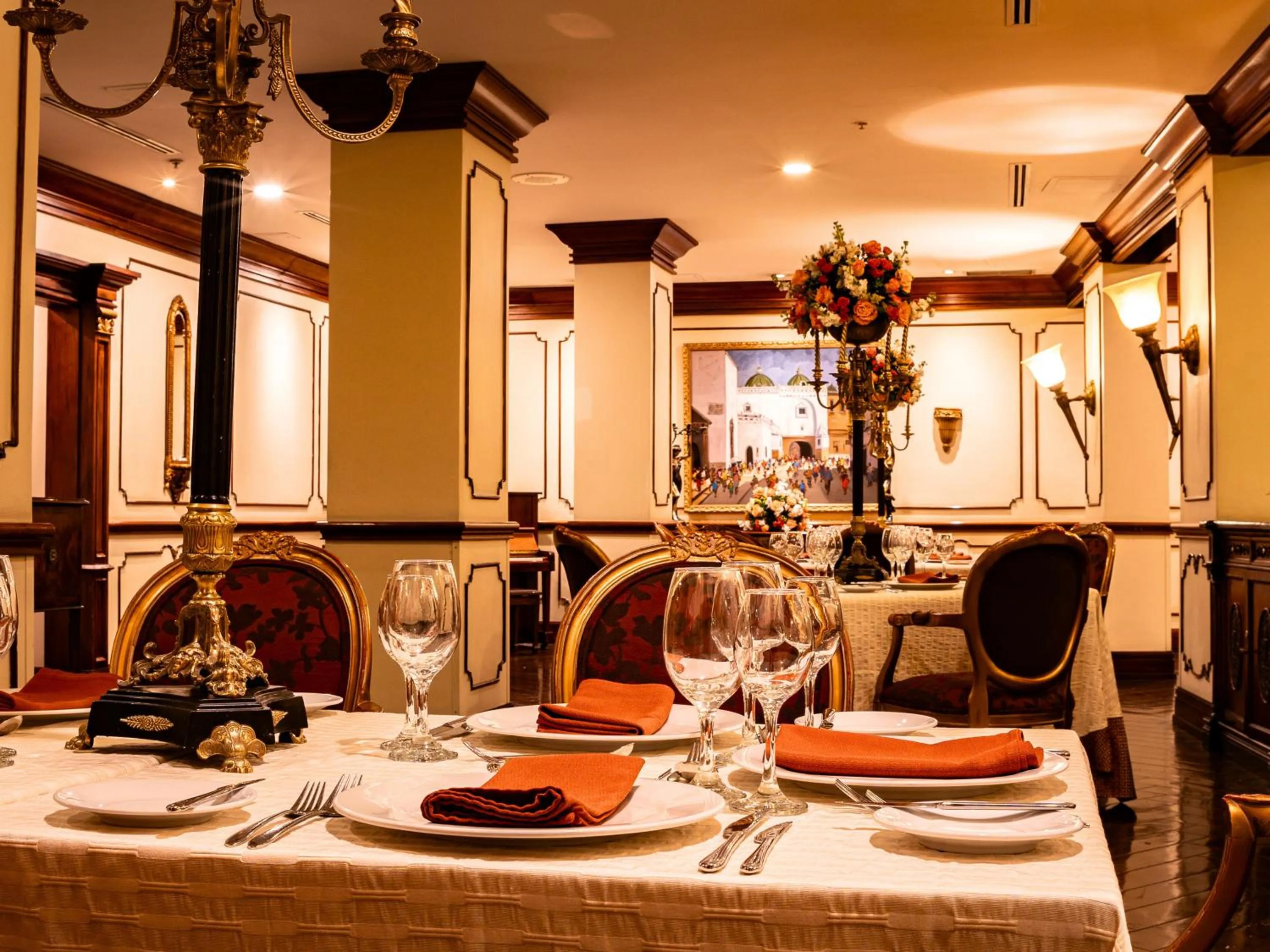 Restaurant/places to eat in Plaza Grande Hotel