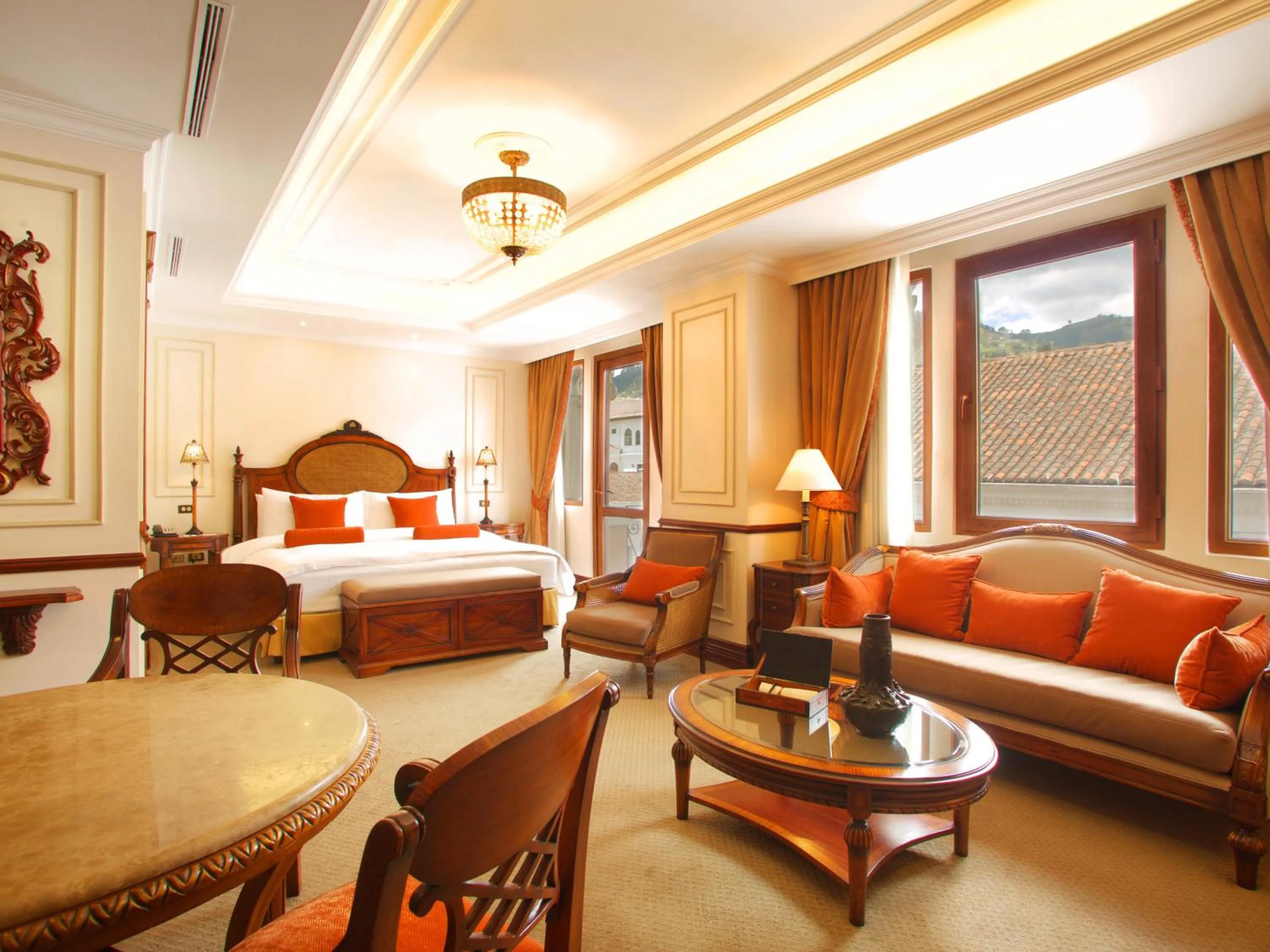 Living room, Bed in Plaza Grande Hotel