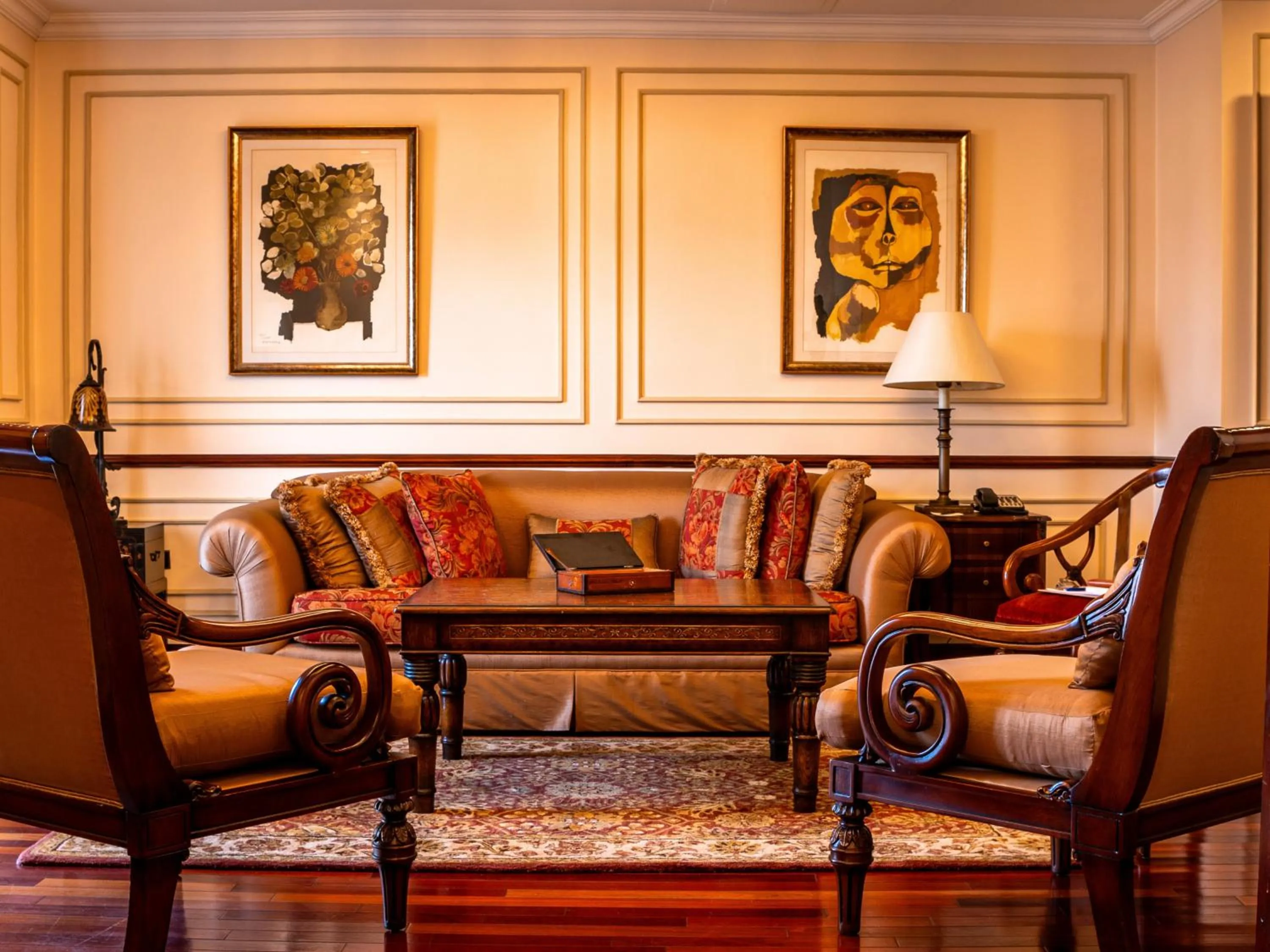 Living room in Plaza Grande Hotel